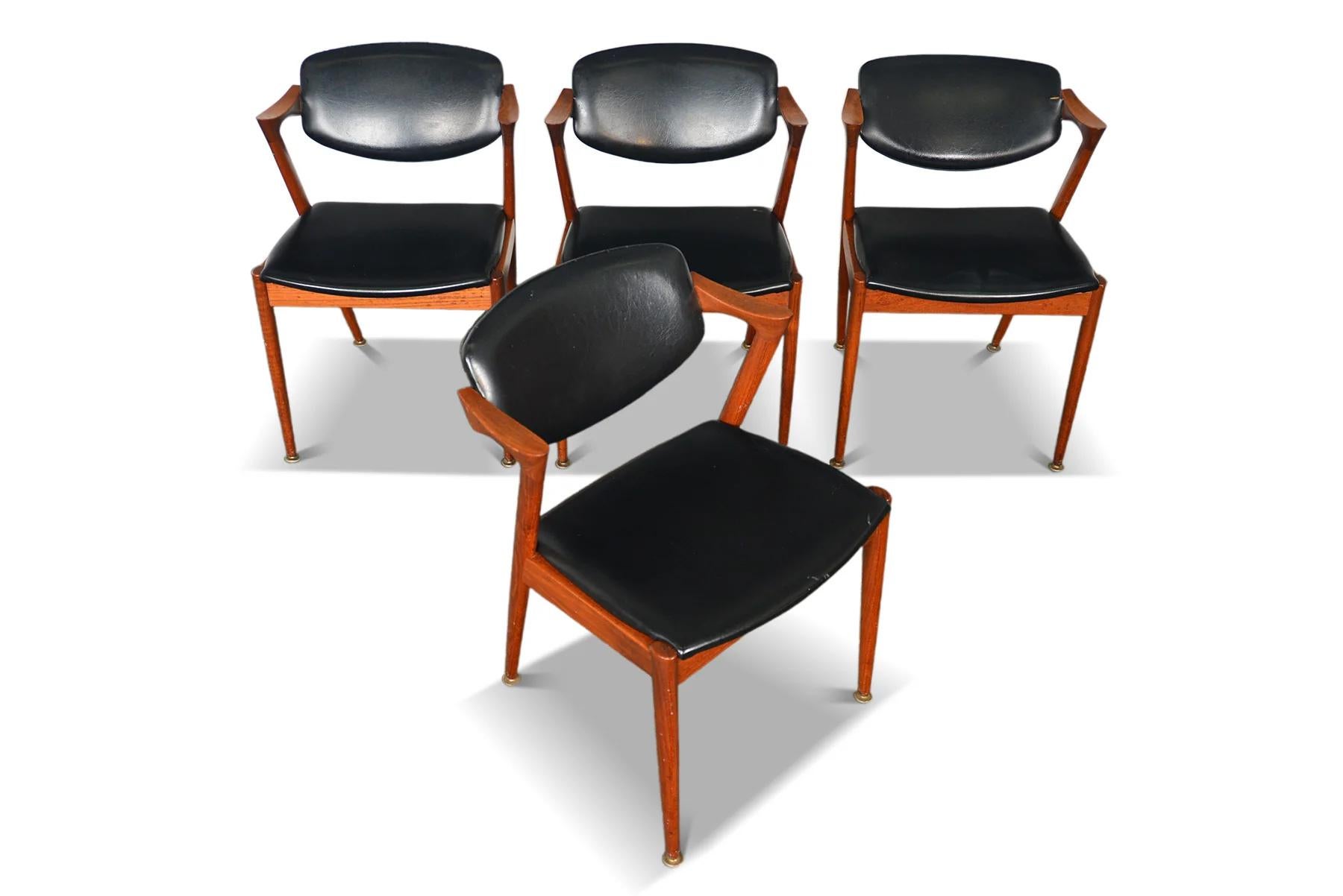 Mid-Century Modern Ensemble de quatre chaises de salle à manger Kai Kristiansen modèle 42 en teck en vente