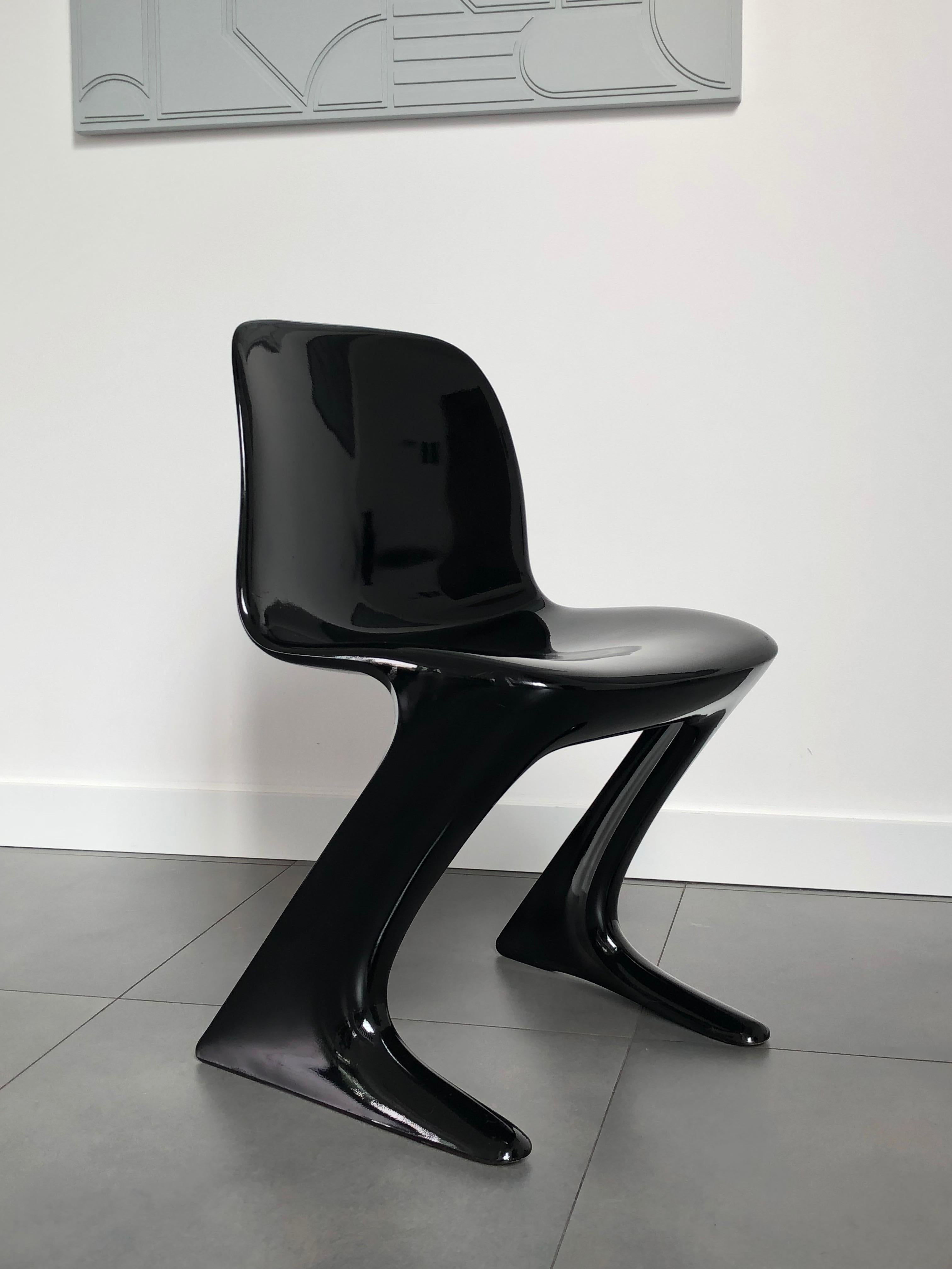 Cet ensemble est appelé Calle Z. Conçue en 1968 en RDA par Ernst Moeckl et Siegfried Mehl, version allemande de la chaise Panton. Également appelée chaise kangourou ou chaise variopur. Produit en Allemagne de l'Est.

Les chaises ont été rénovées -