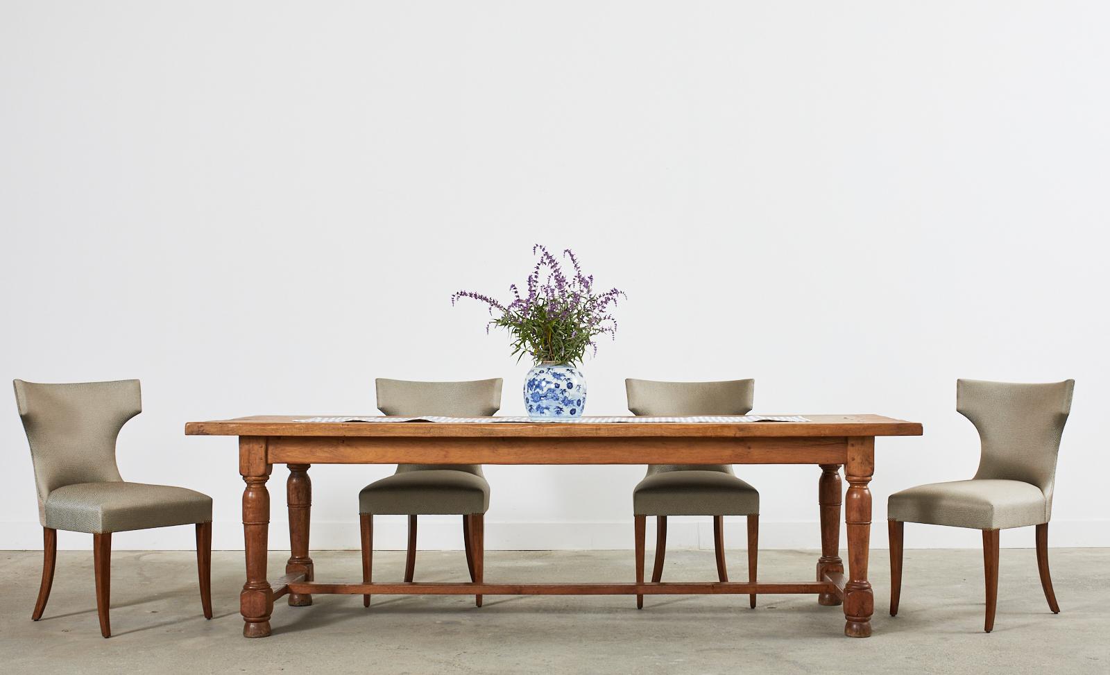 Chaises de salle à manger iconiques de style klismos conçues par Kerry Joyce pour Dessin Fournir. Les chaises sont dotées d'un cadre en noyer et d'un profil spectaculaire, et sont tapissées d'un tissu Corsica texturé et chatoyant, dans les tons vert