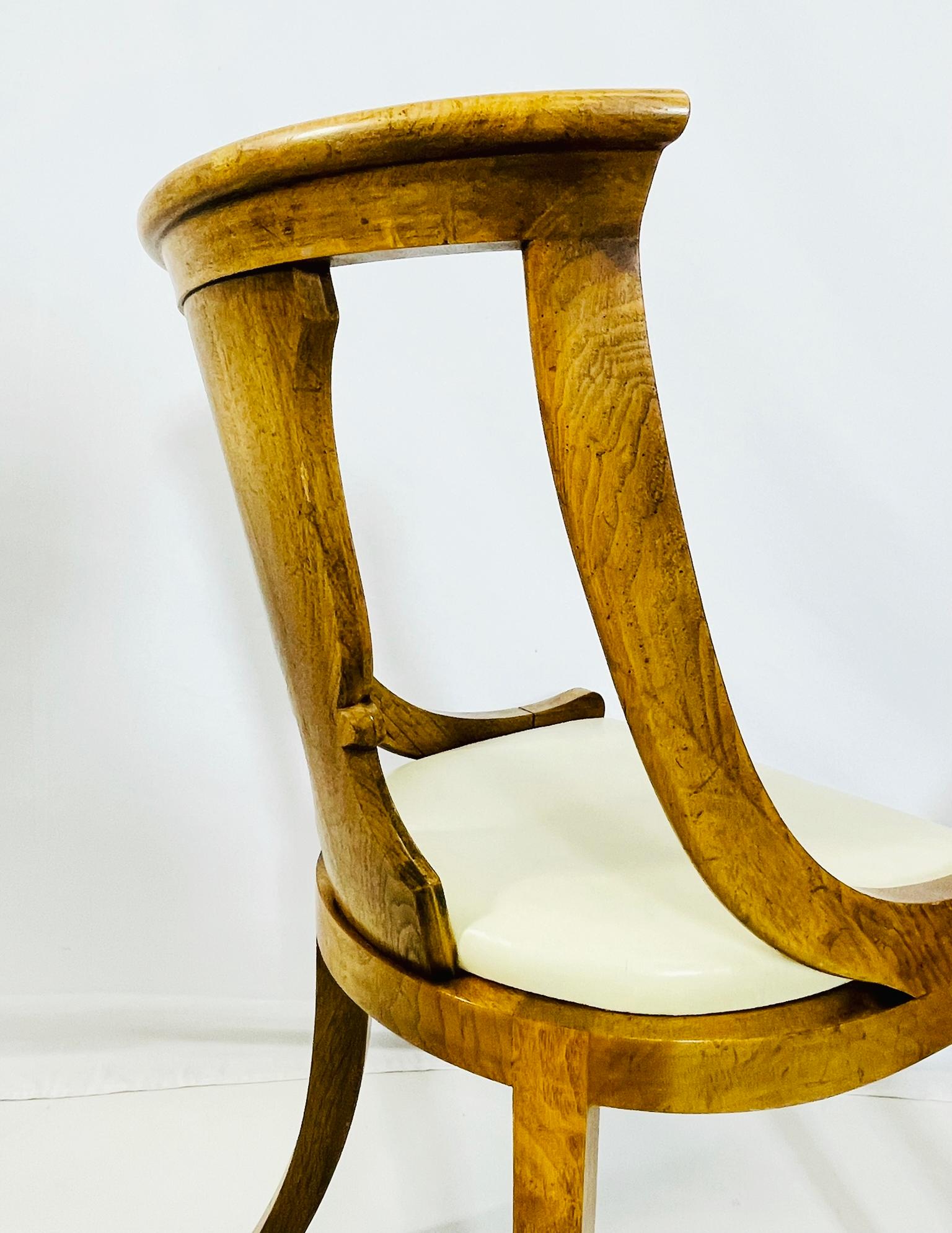 Ensemble de quatre chaises de salle à manger en bois fruitier de style Klismos, États-Unis, années 1960 en vente 2