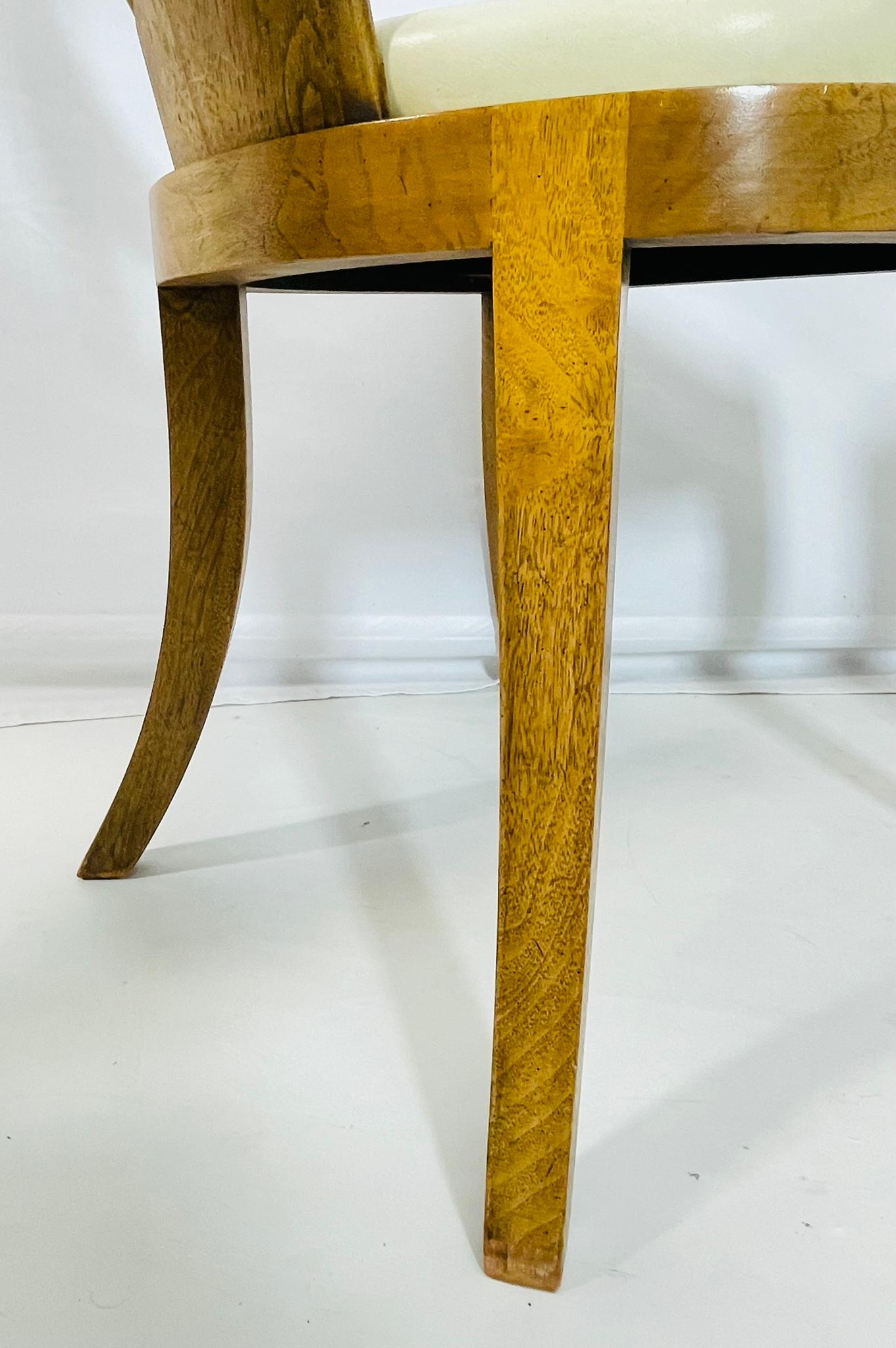 Ensemble de quatre chaises de salle à manger en bois fruitier de style Klismos, États-Unis, années 1960 en vente 3