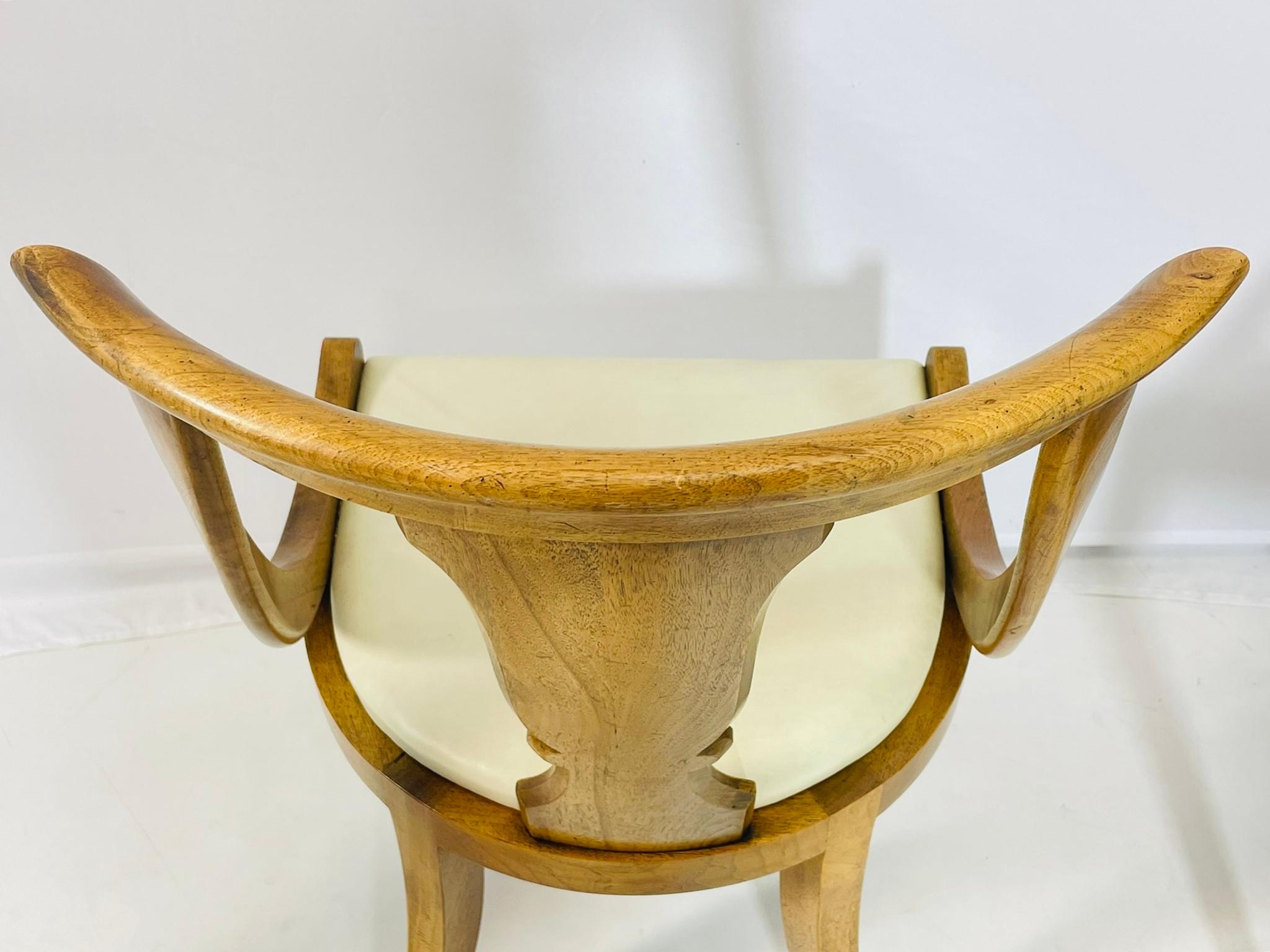 Ensemble de quatre chaises de salle à manger en bois fruitier de style Klismos, États-Unis, années 1960 en vente 4