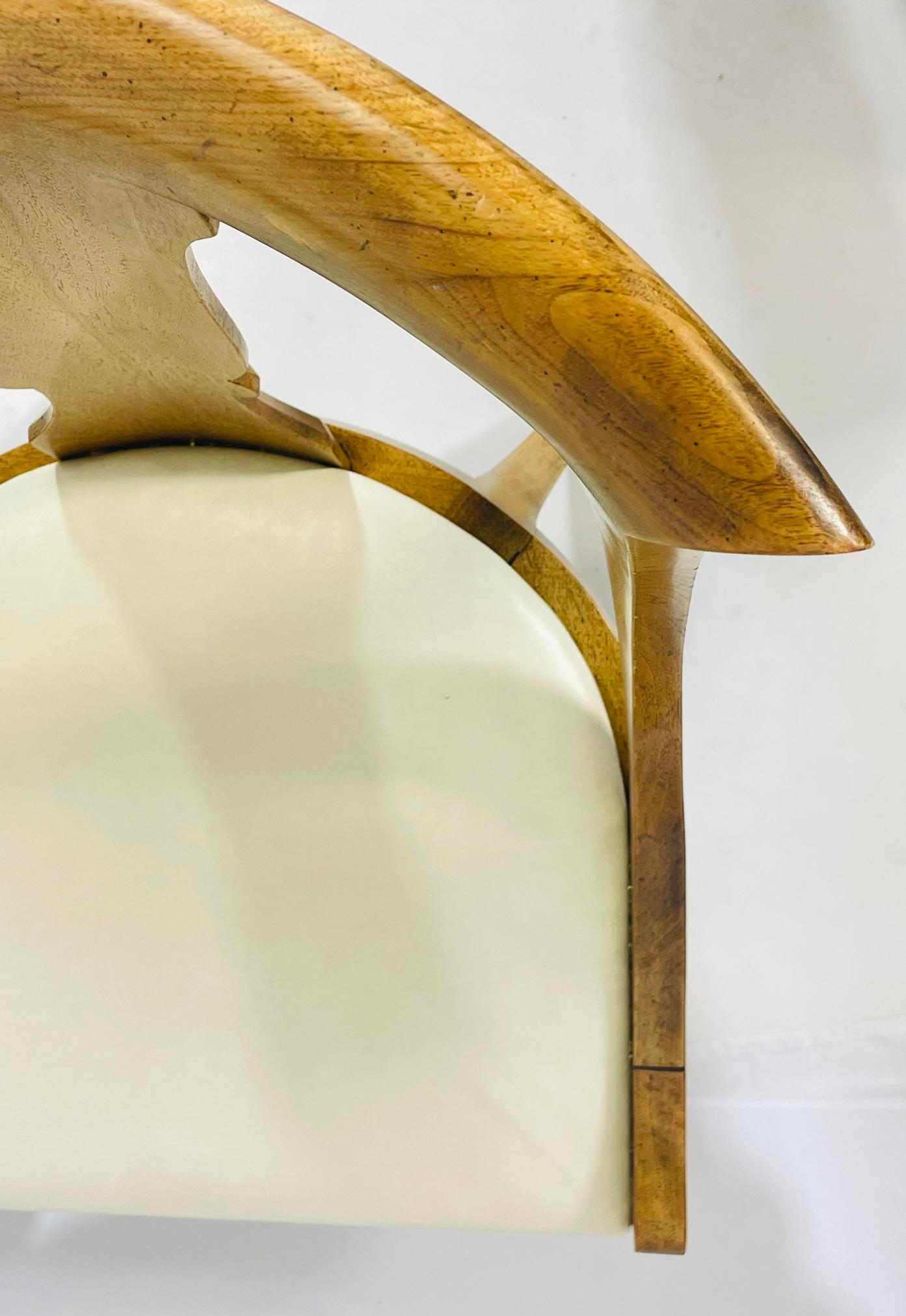 Ensemble de quatre chaises de salle à manger en bois fruitier de style Klismos, États-Unis, années 1960 en vente 5