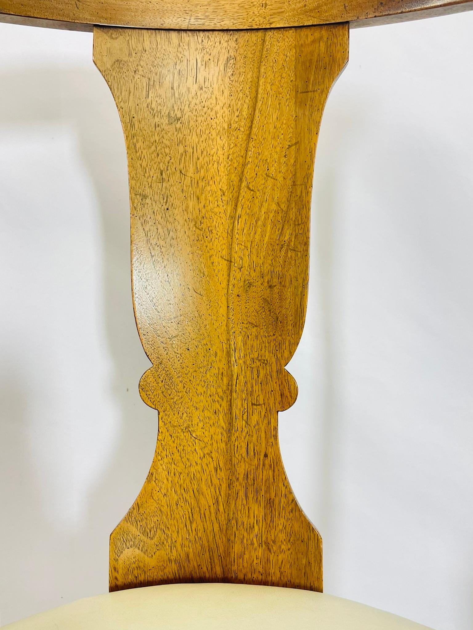 Ensemble de quatre chaises de salle à manger en bois fruitier de style Klismos, États-Unis, années 1960 en vente 7