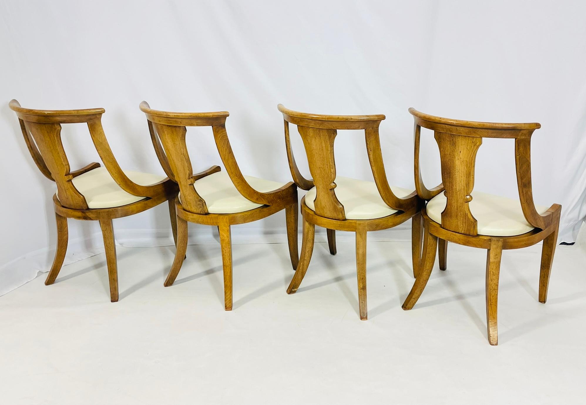 Ajoutez une touche d'élégance du milieu du siècle à votre salle à manger avec cet ensemble de quatre chaises de salle à manger en bois fruitier de style Klismos, fabriquées aux États-Unis dans les années 1960. Fabriquées en bois de fruitier riche,