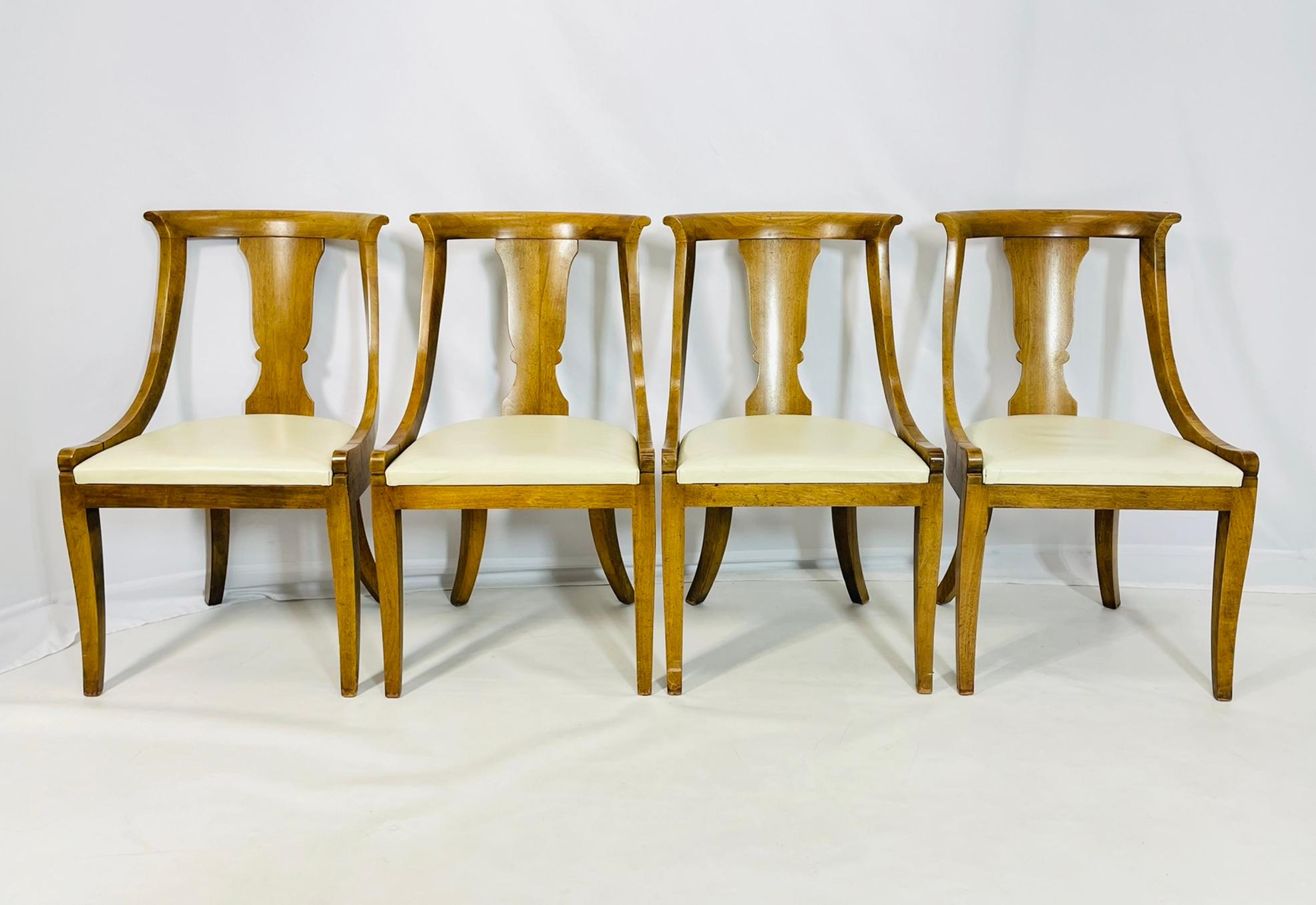 Mid-Century Modern Ensemble de quatre chaises de salle à manger en bois fruitier de style Klismos, États-Unis, années 1960 en vente