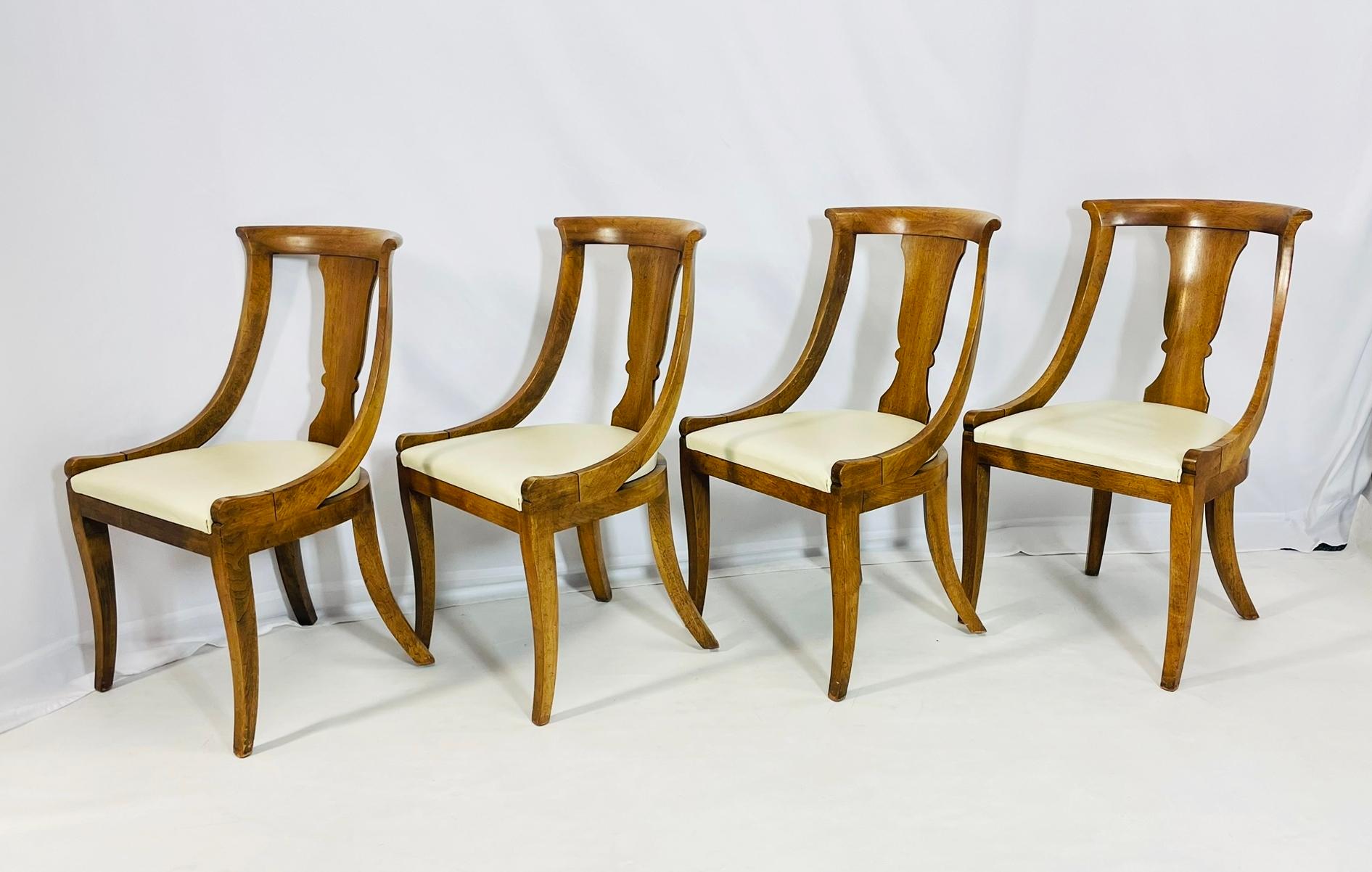 Fait main Ensemble de quatre chaises de salle à manger en bois fruitier de style Klismos, États-Unis, années 1960 en vente