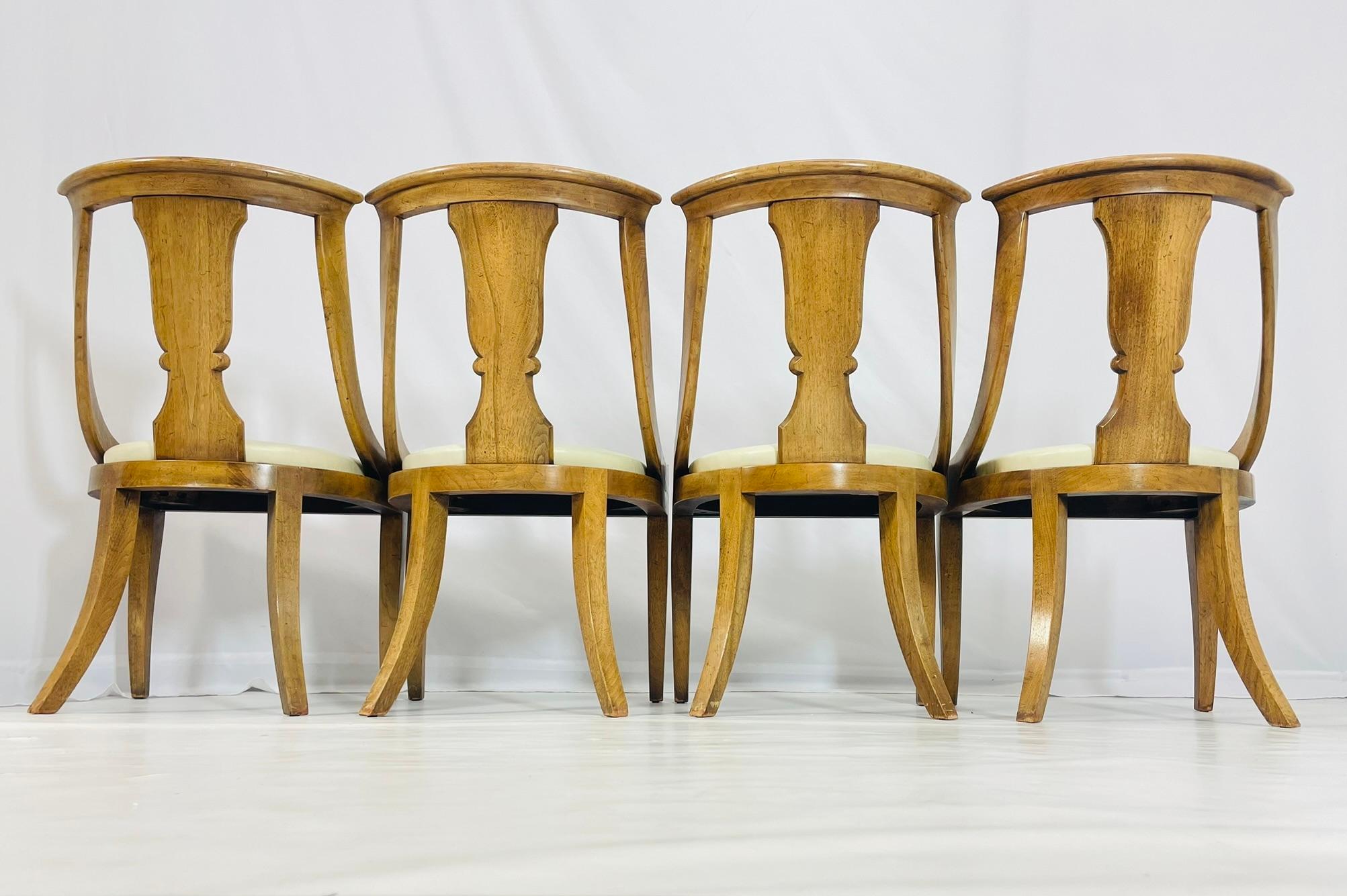 Ensemble de quatre chaises de salle à manger en bois fruitier de style Klismos, États-Unis, années 1960 Bon état - En vente à Los Angeles, CA