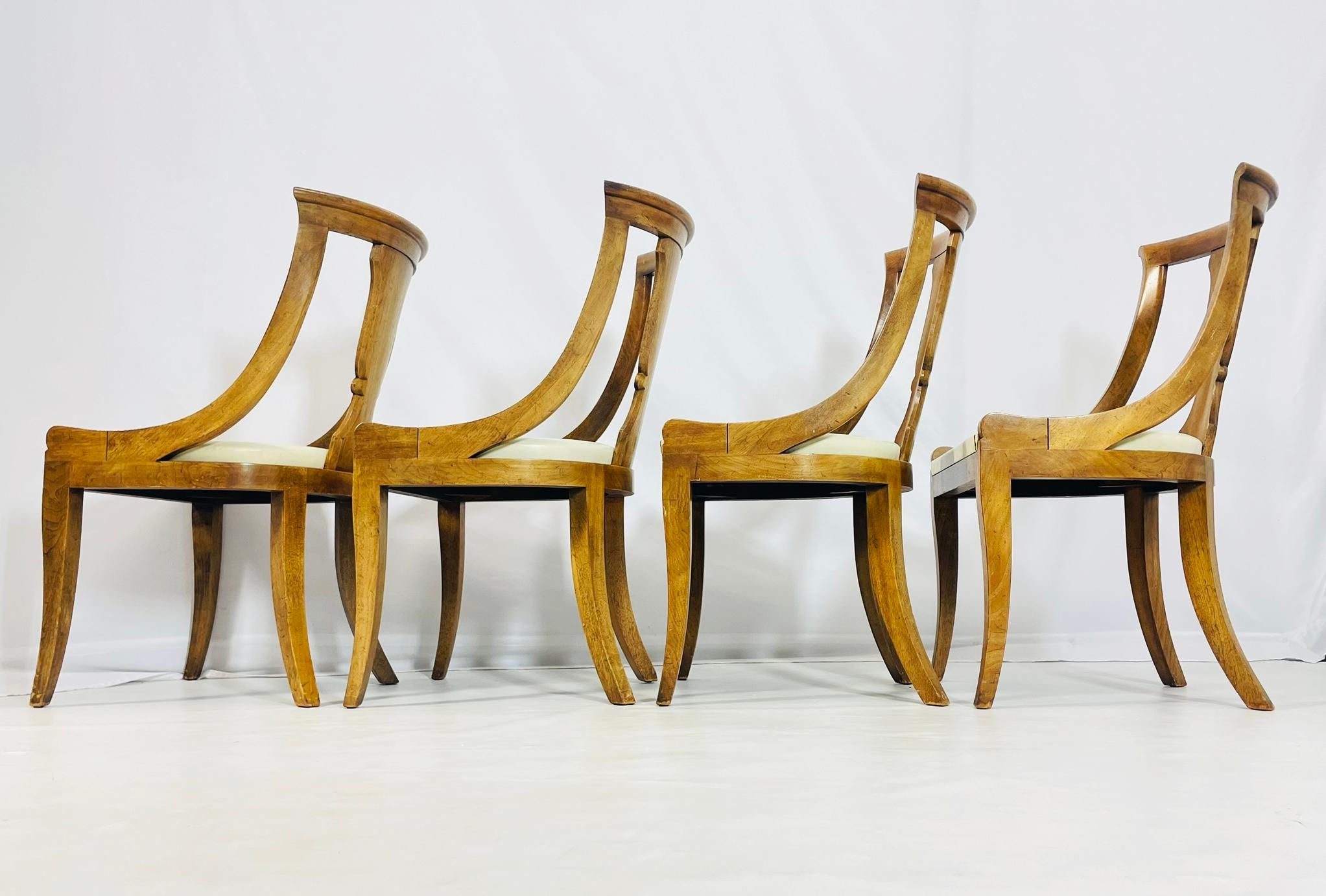 Bois Ensemble de quatre chaises de salle à manger en bois fruitier de style Klismos, États-Unis, années 1960 en vente