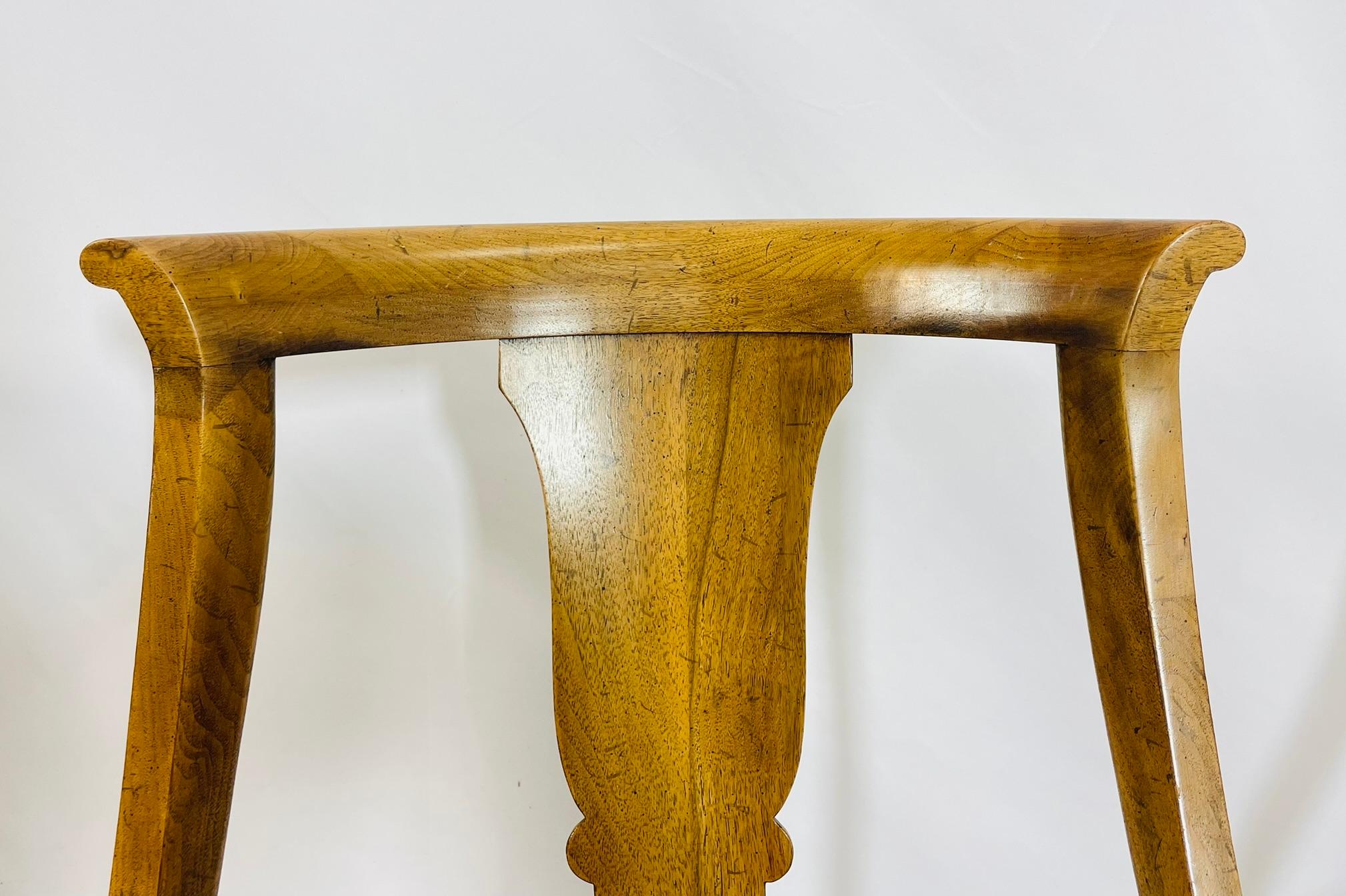 Ensemble de quatre chaises de salle à manger en bois fruitier de style Klismos, États-Unis, années 1960 en vente 1