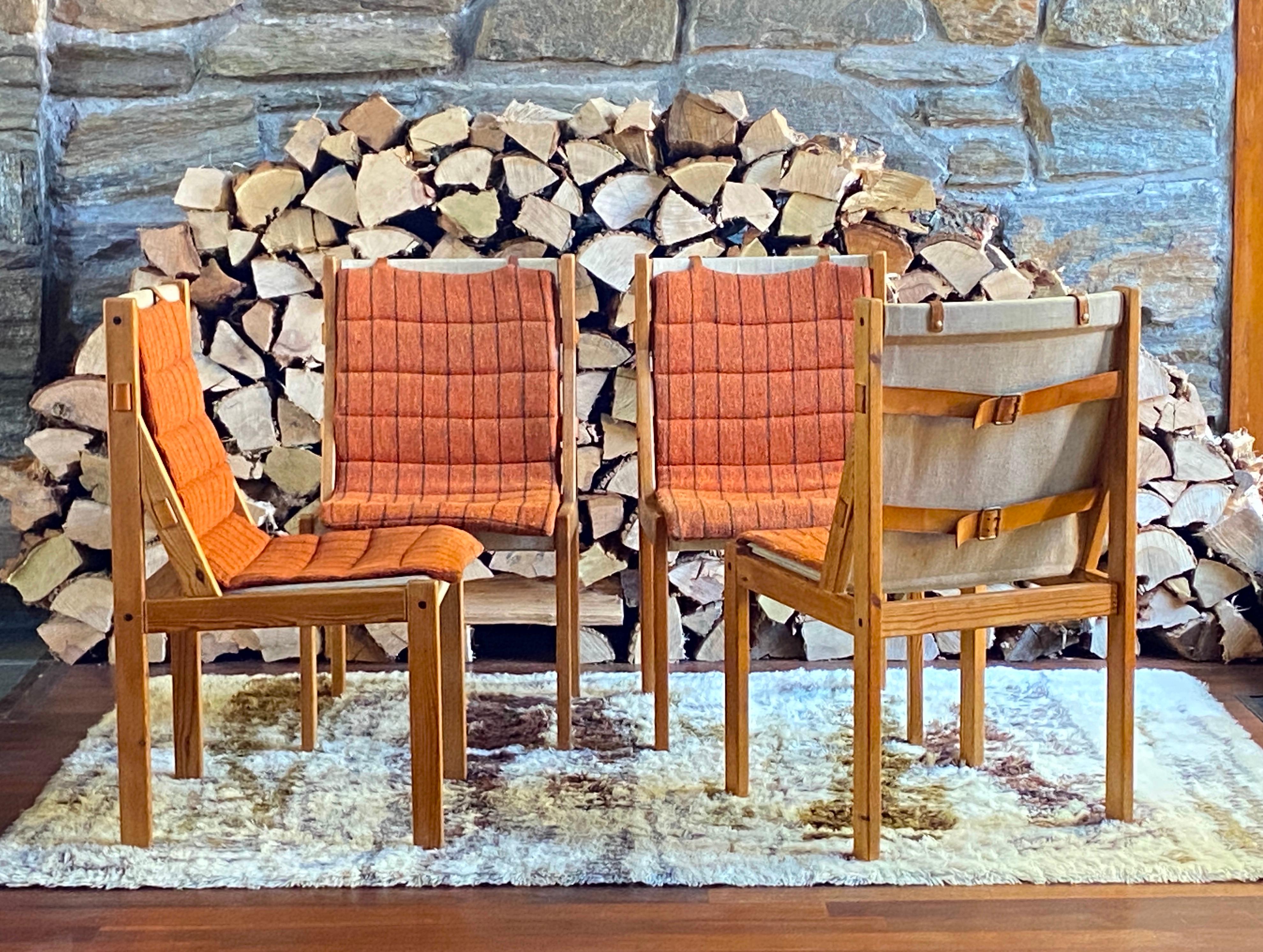 Rare série de quatre chaises de salle à manger Safari à élingue de Kurt Ostervig pour KP Mobler - même fabricant et même époque que sa chaise longue Hunter.
Les cadres en pin sont dotés d'une écharpe en toile de lin maintenue par des sangles en cuir