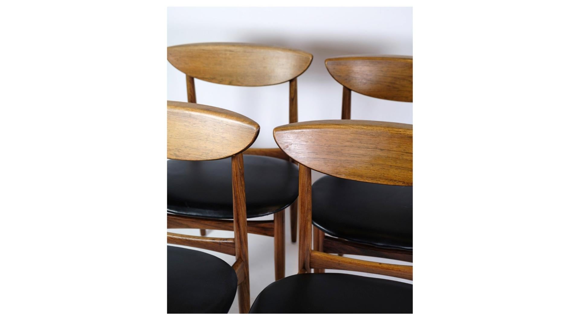 Cet ensemble de quatre chaises de salle à manger, fabriquées en bois de rose exquis et conçues par Kurt Østervig pour K.P. Møbler dans les années 1960, incarne l'élégance intemporelle du design danois du milieu du siècle.

Avec leurs lignes épurées