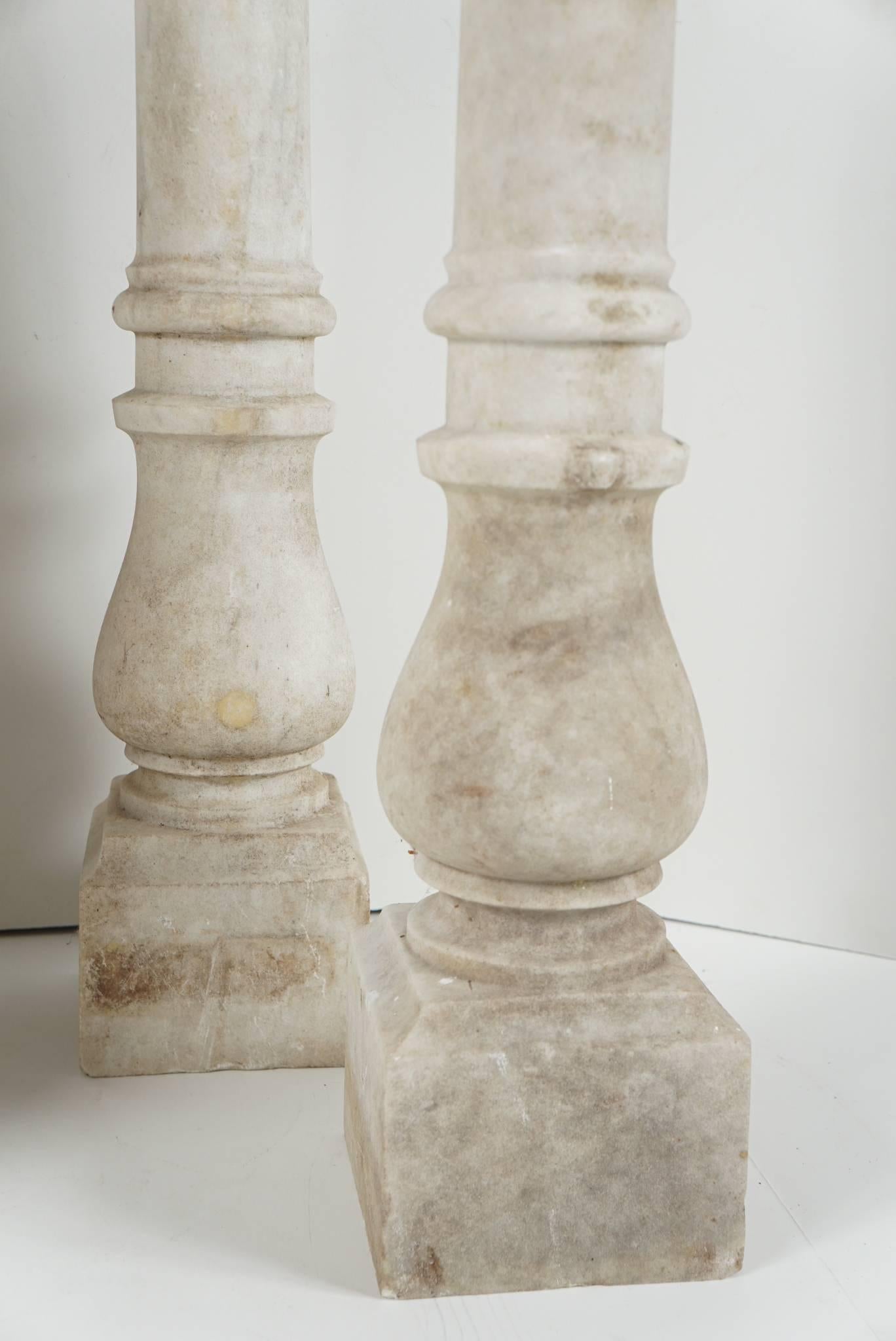 Set von vier großen, geschnitzten Marmor-Kerzenständern aus dem 19. Jahrhundert im Zustand „Gut“ im Angebot in Hudson, NY