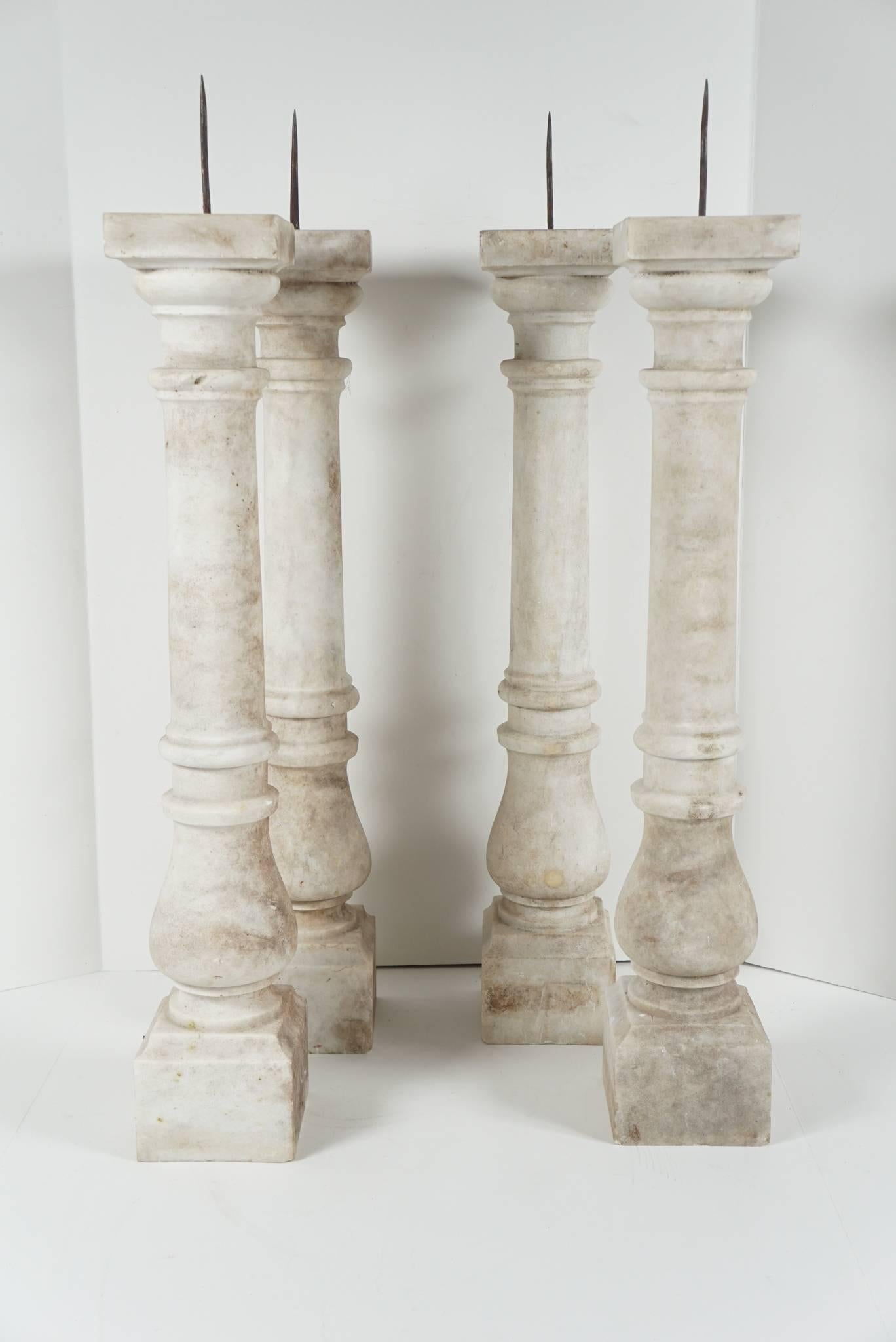 Set von vier großen, geschnitzten Marmor-Kerzenständern aus dem 19. Jahrhundert im Angebot 3