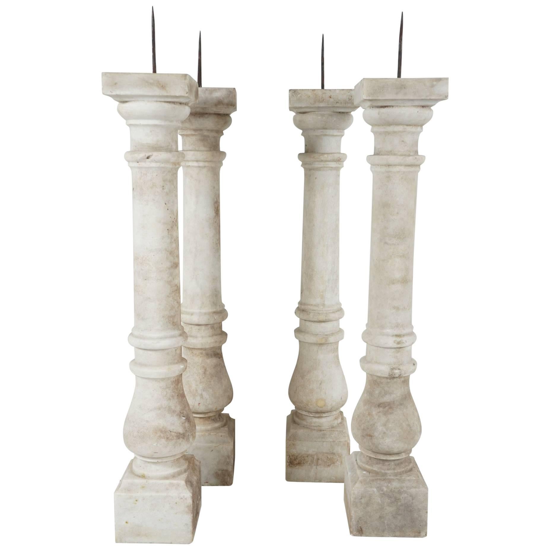 Set von vier großen, geschnitzten Marmor-Kerzenständern aus dem 19. Jahrhundert im Angebot