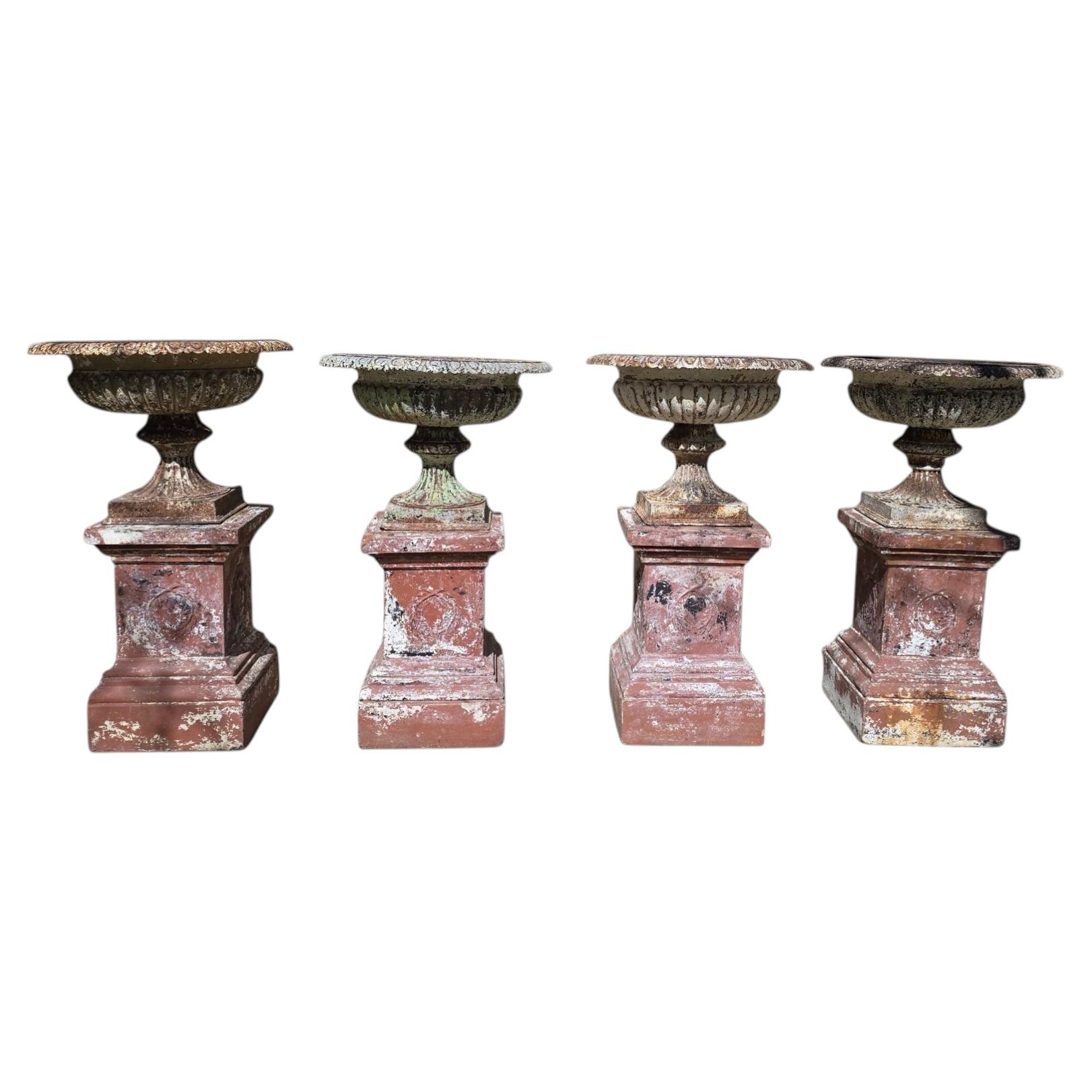 Set di quattro grandi vasi da giardino francesi del XIX secolo in ghisa e terracotta I. A. B.