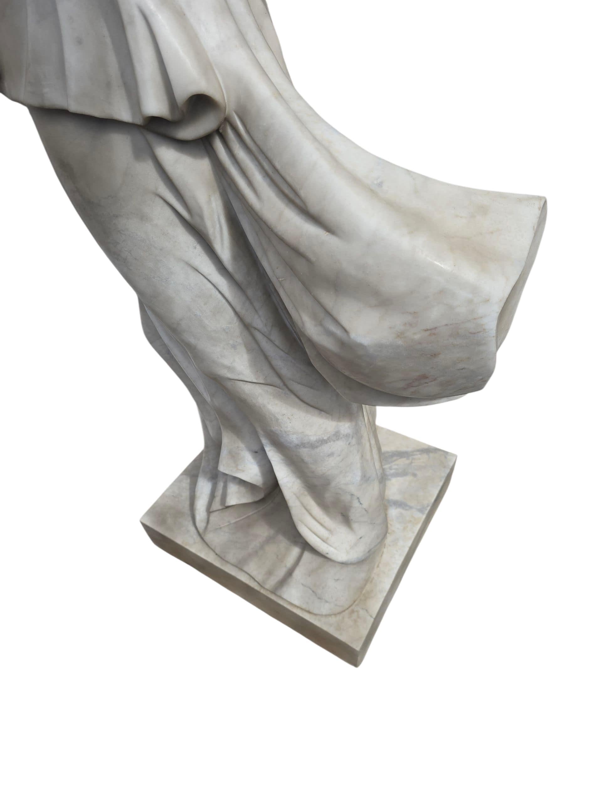Elegantes Set aus vier großen Skulpturen aus feinem weißen Carrara-Marmor, die jeweils eine der vier Jahreszeiten - Frühling, Sommer, Herbst und Winter - darstellen. Jede der klassisch inspirierten Figuren ist mit symbolischen Attributen wie Blumen,