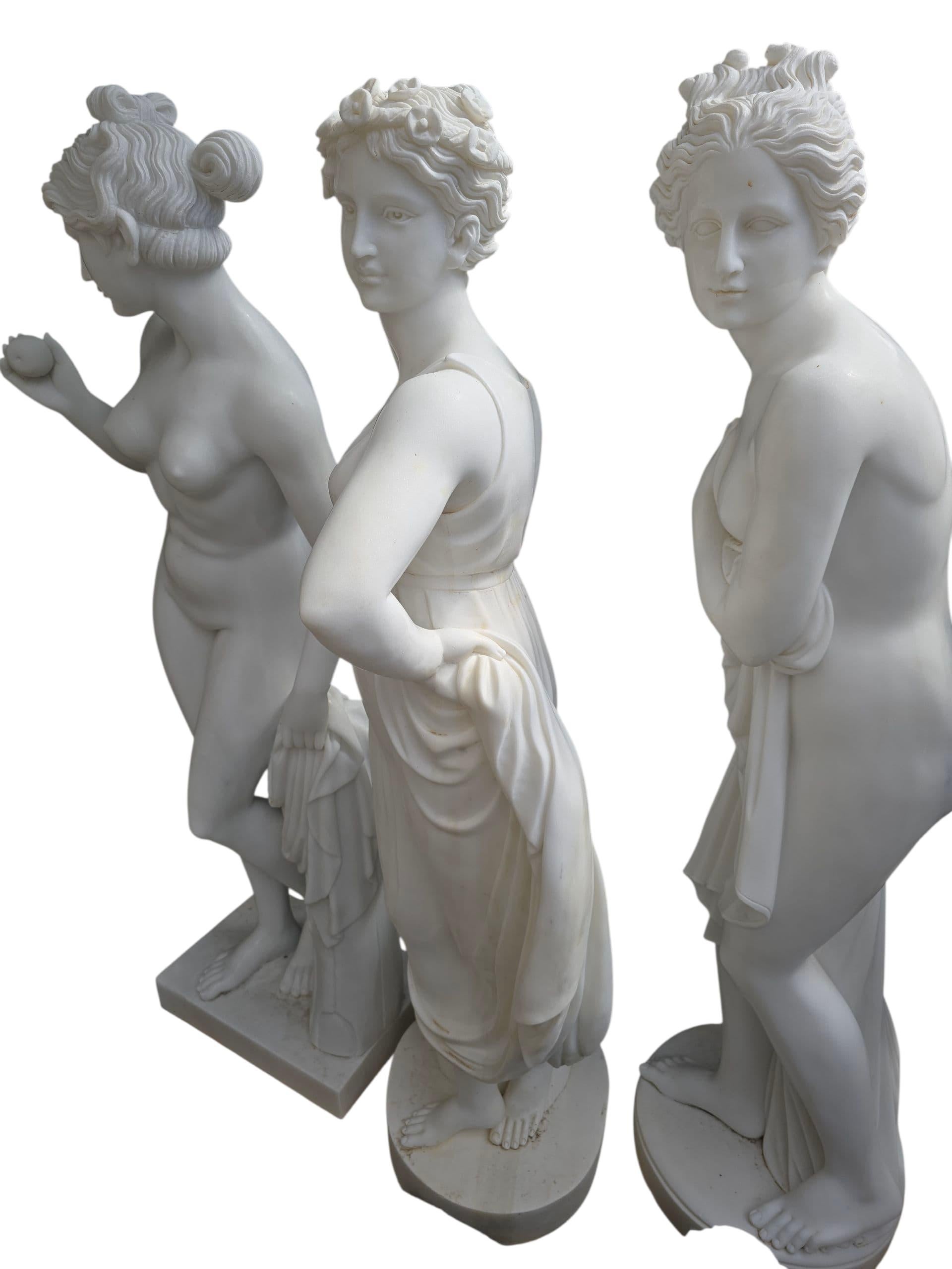 Satz von vier großen Statuen aus Carrara-Marmor, die die Four Seasons darstellen im Angebot 3