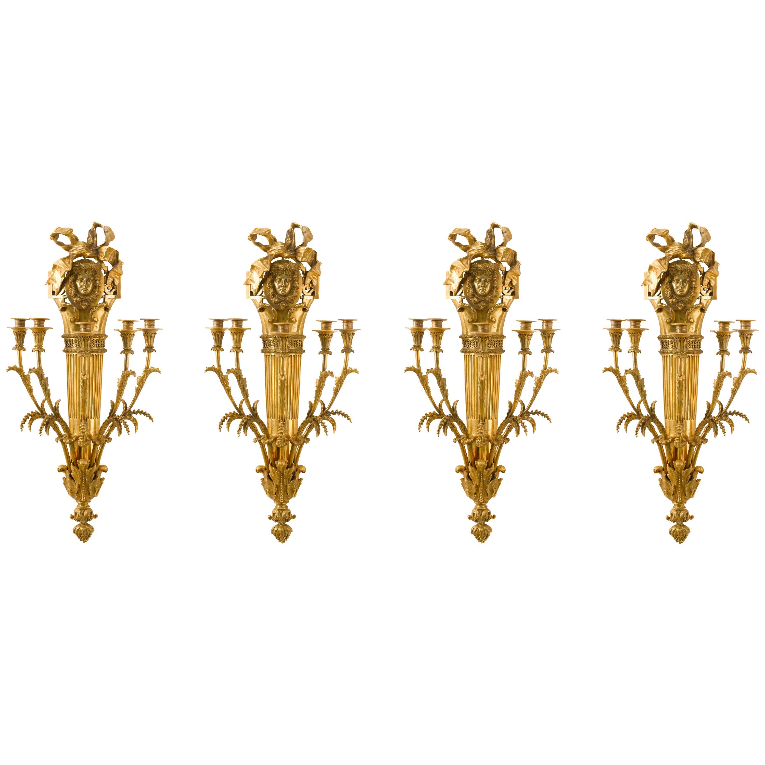 Set von vier großen französischen Goldbronze-Wandleuchtern aus dem 19. Jahrhundert im Angebot