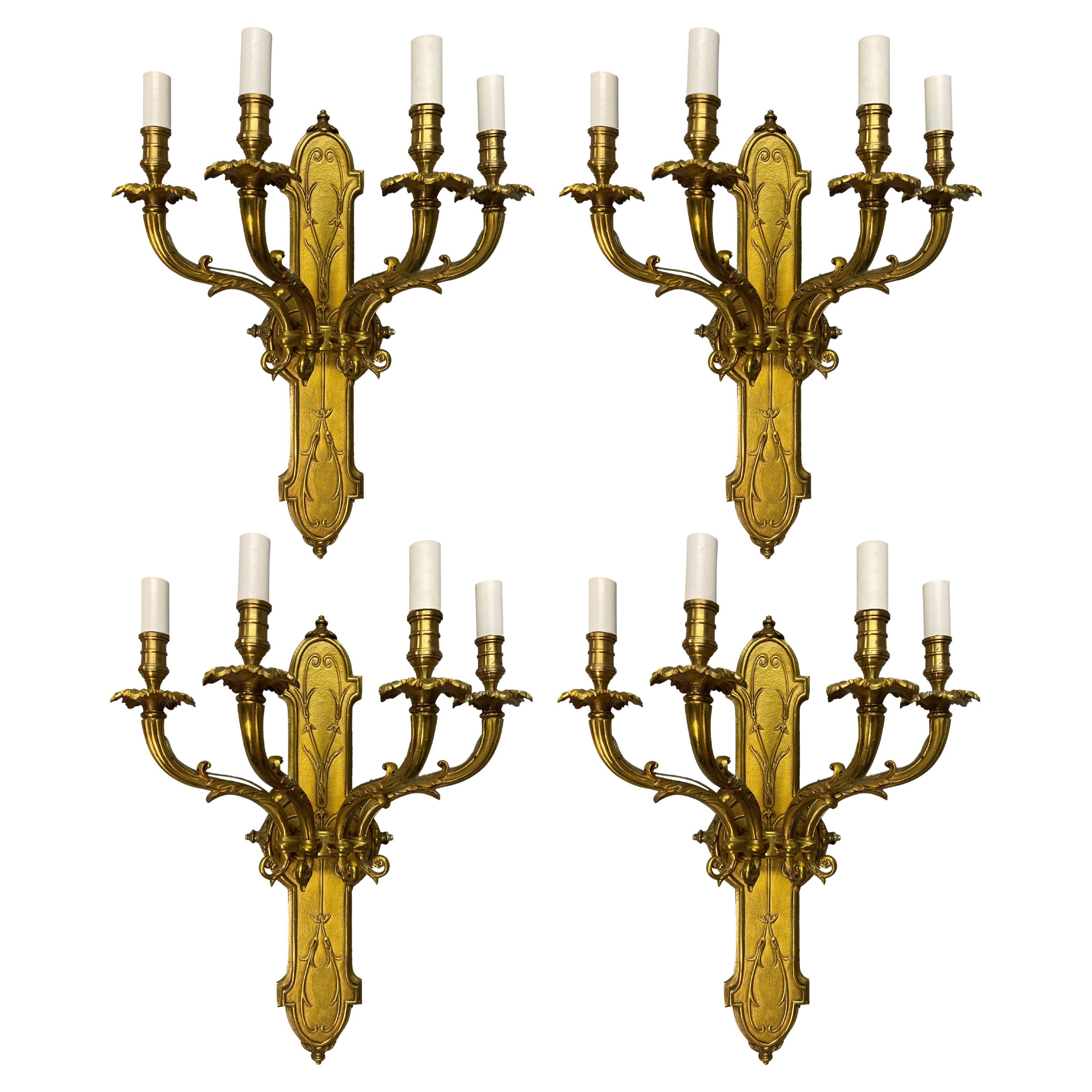 Ensemble de quatre grandes lampes murales à quatre branches en bronze doré