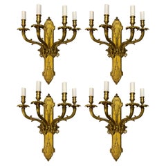 Ensemble de quatre grandes lampes murales à quatre branches en bronze doré