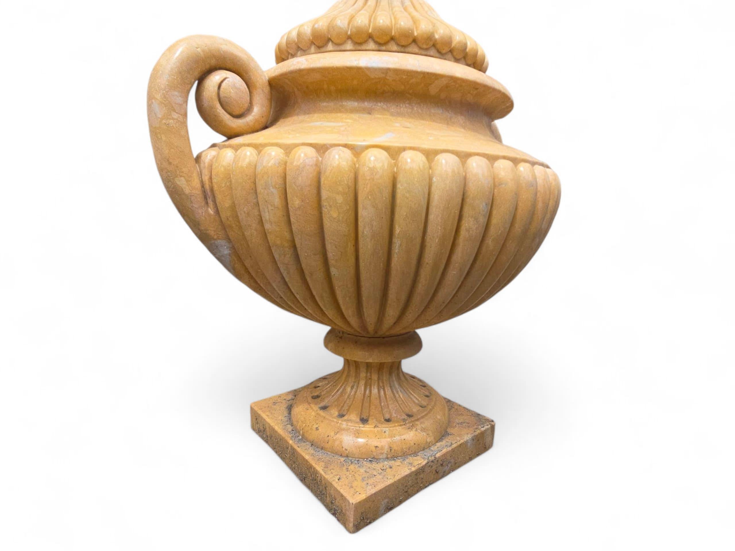 Set of Four Large Italian Turned Marble Urns with Lids In Good Condition For Sale In Madrid, ES