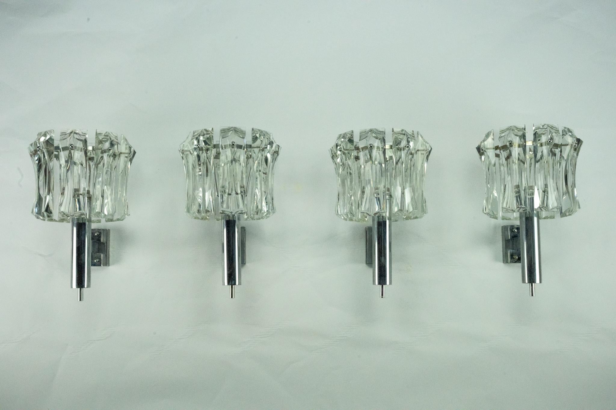 Diese seltene Kollektion ist ein Beispiel für außergewöhnliche Handwerkskunst, die durch die makellose Qualität des Murano-Glases und die fein gearbeiteten verchromten Messingrahmen hervorgehoben wird. Die Glaselemente sind in perfektem Zustand und