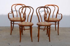 Set di quattro grandi tavoli da pranzo in legno curvato di Thonet