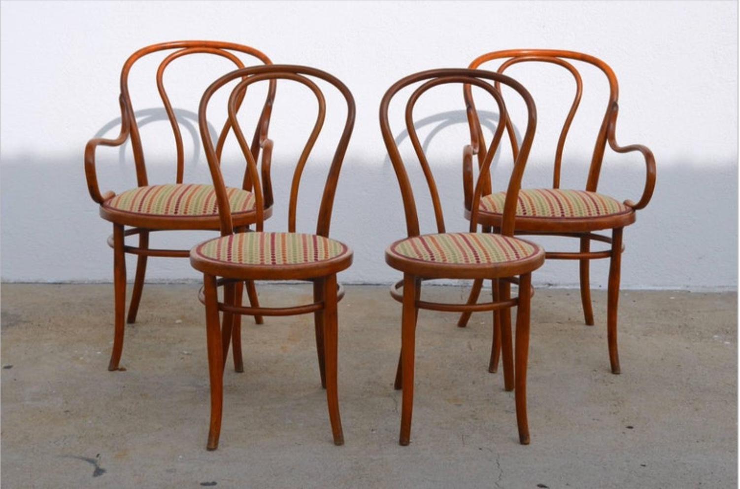 Vierteiliges, großes, schlankes Bugholz-Essgeschirr von Thonet, europäische Produktion des frühen 20. Der Sitzstoff kann mit C.O.M. (ein Meter) ohne Aufpreis geändert werden.

Abmessungen:

Sessel 36 in. hoch / 19 in. Sitzhöhe, 23 in. breit,