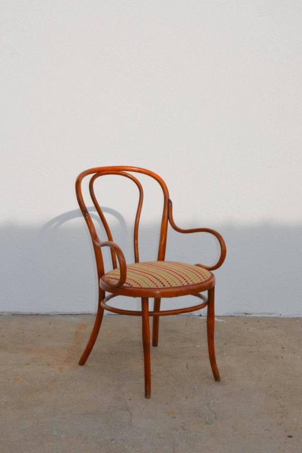 Set von vier großen, schlanken, gebogenen Esszimmerstühlen aus Bugholz von Thonet im Zustand „Gut“ im Angebot in Los Angeles, CA