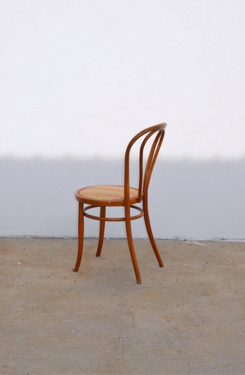 Set aus vier großen, schlanken Esszimmerstühlen aus Bugholz von Thonet im Angebot 1