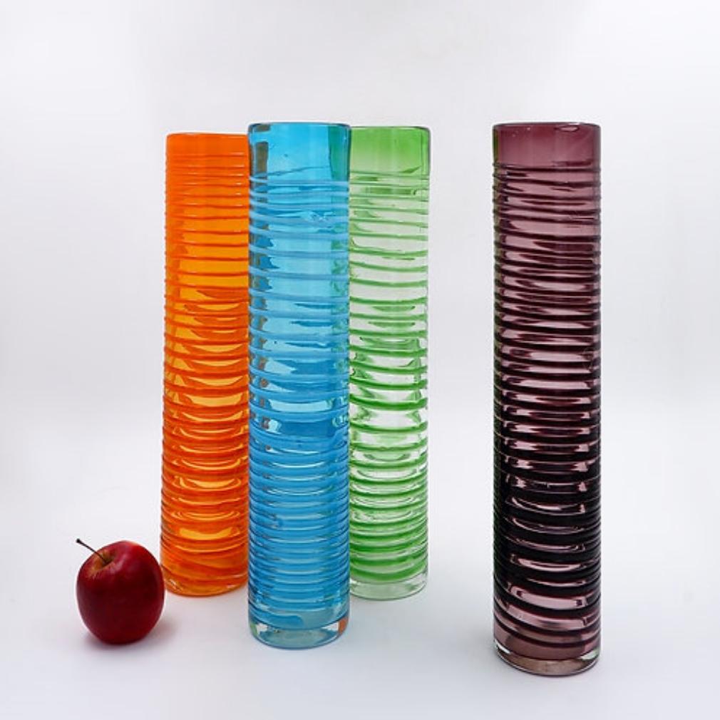 Satz von vier großen Spiralvasen - Murano Glas
Vintage Murano Spirale Vase - Farben
Maße: Ø 8,5cm H:38,5cm 
