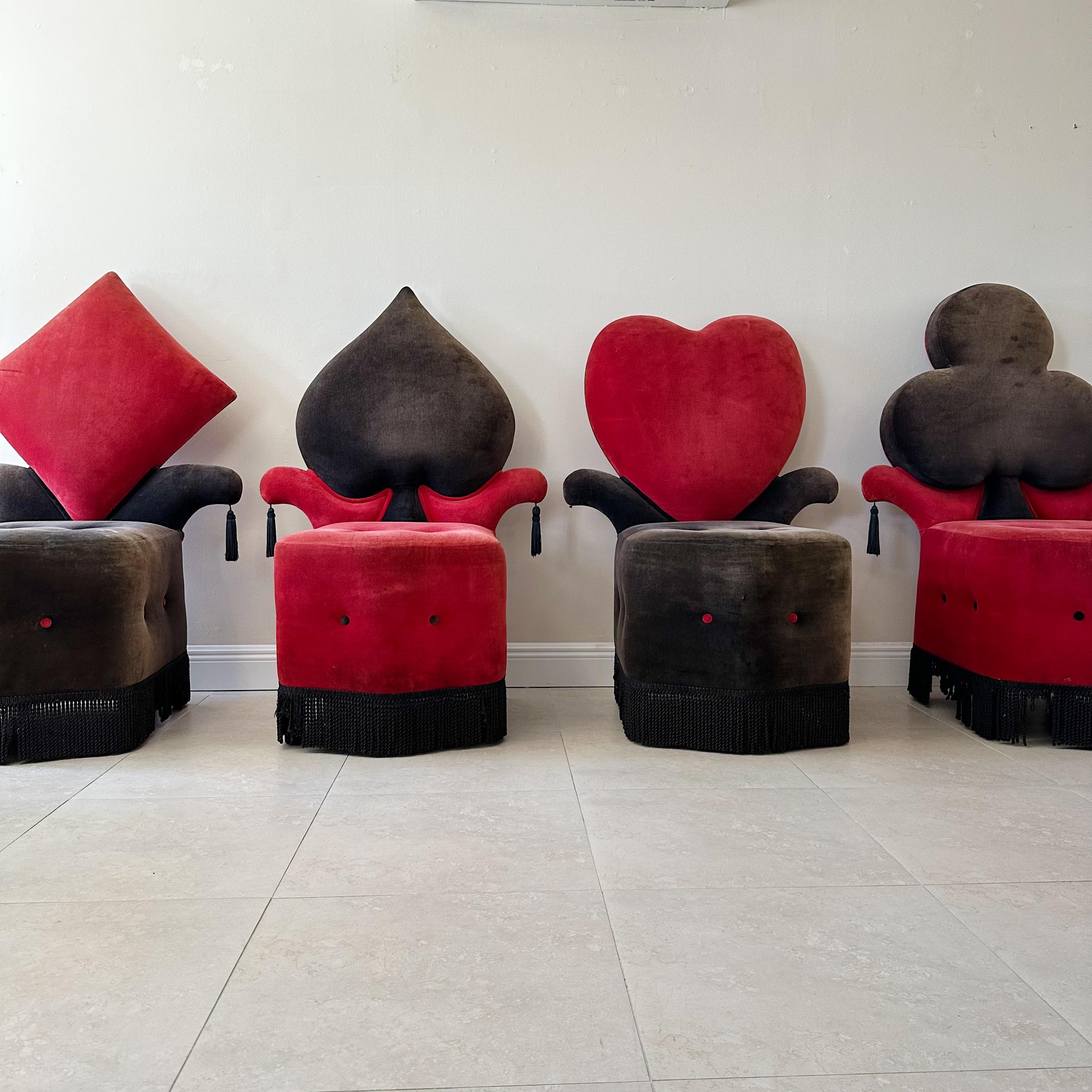 Dieses einzigartige Set von Stühlen wird Ihrer Einrichtung einen Hauch von Laune verleihen. Das Set umfasst vier Stühle, die jeweils einer der vier Spielkartenfarben Kreuz, Karo, Herz und Pik nachempfunden sind. Diese Vintage-Stühle sind mit