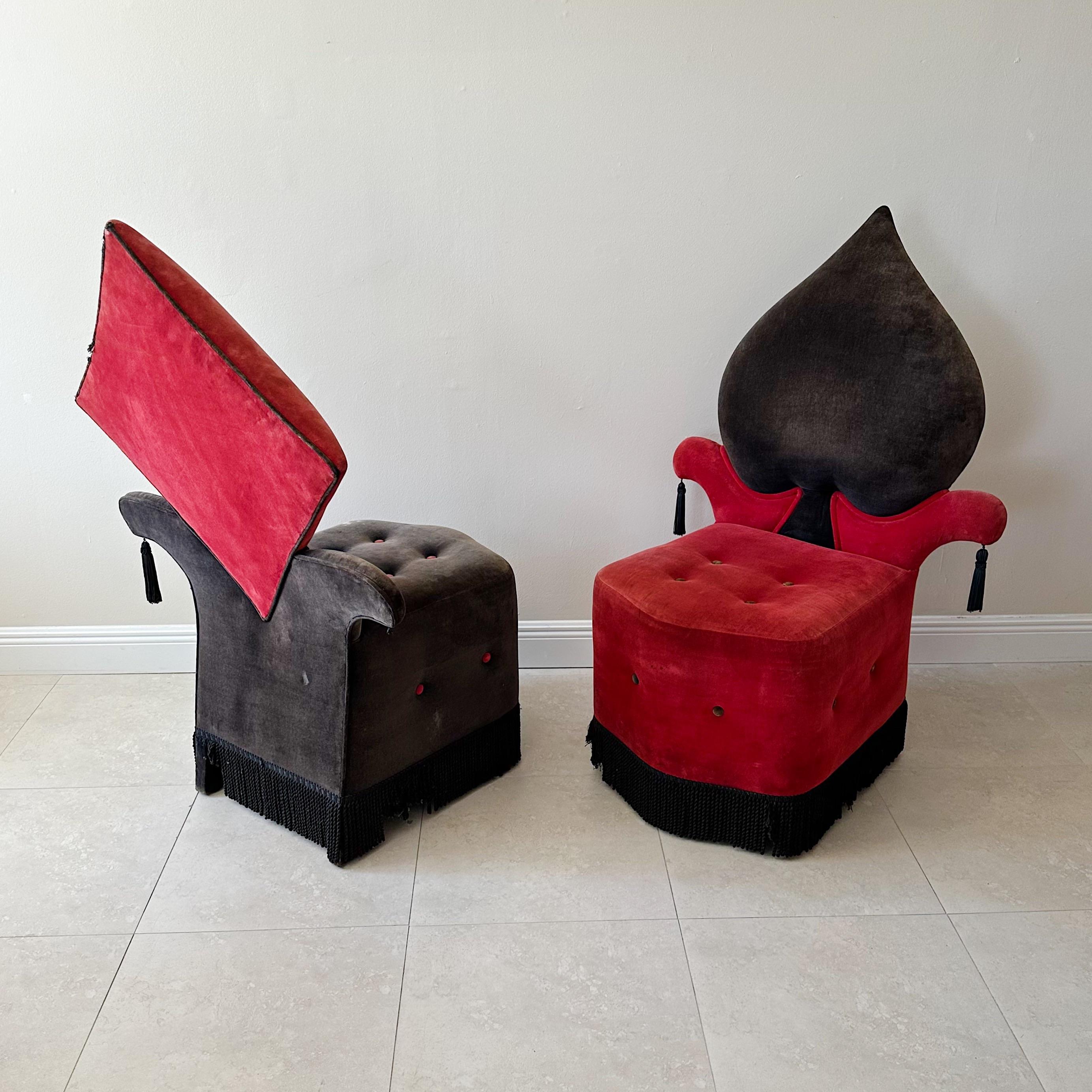„Set von vier großen roten und schwarzen Vintage-Spielkartenanzug-Stühlen  (amerikanisch) im Angebot