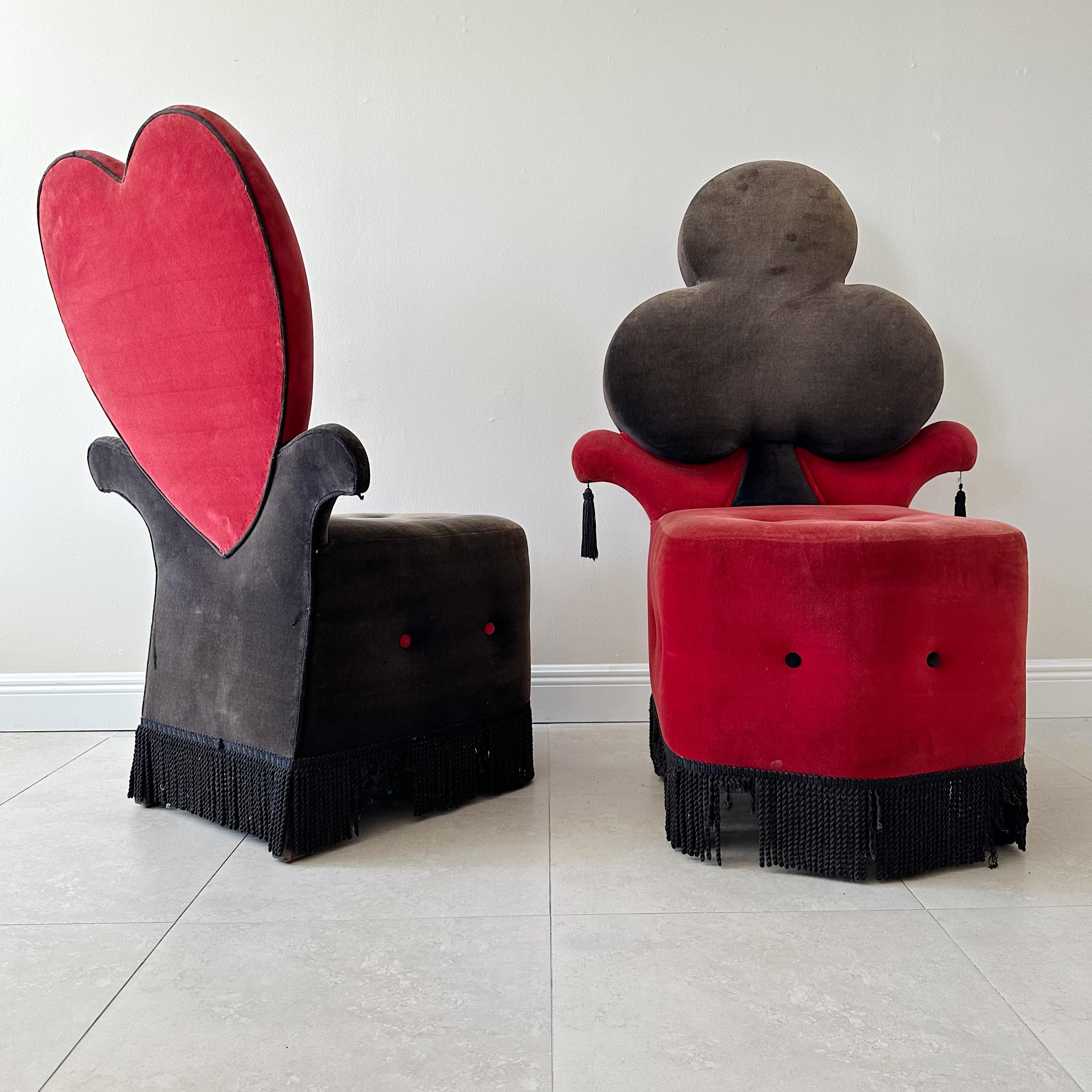 „Set von vier großen roten und schwarzen Vintage-Spielkartenanzug-Stühlen  (Handgefertigt) im Angebot