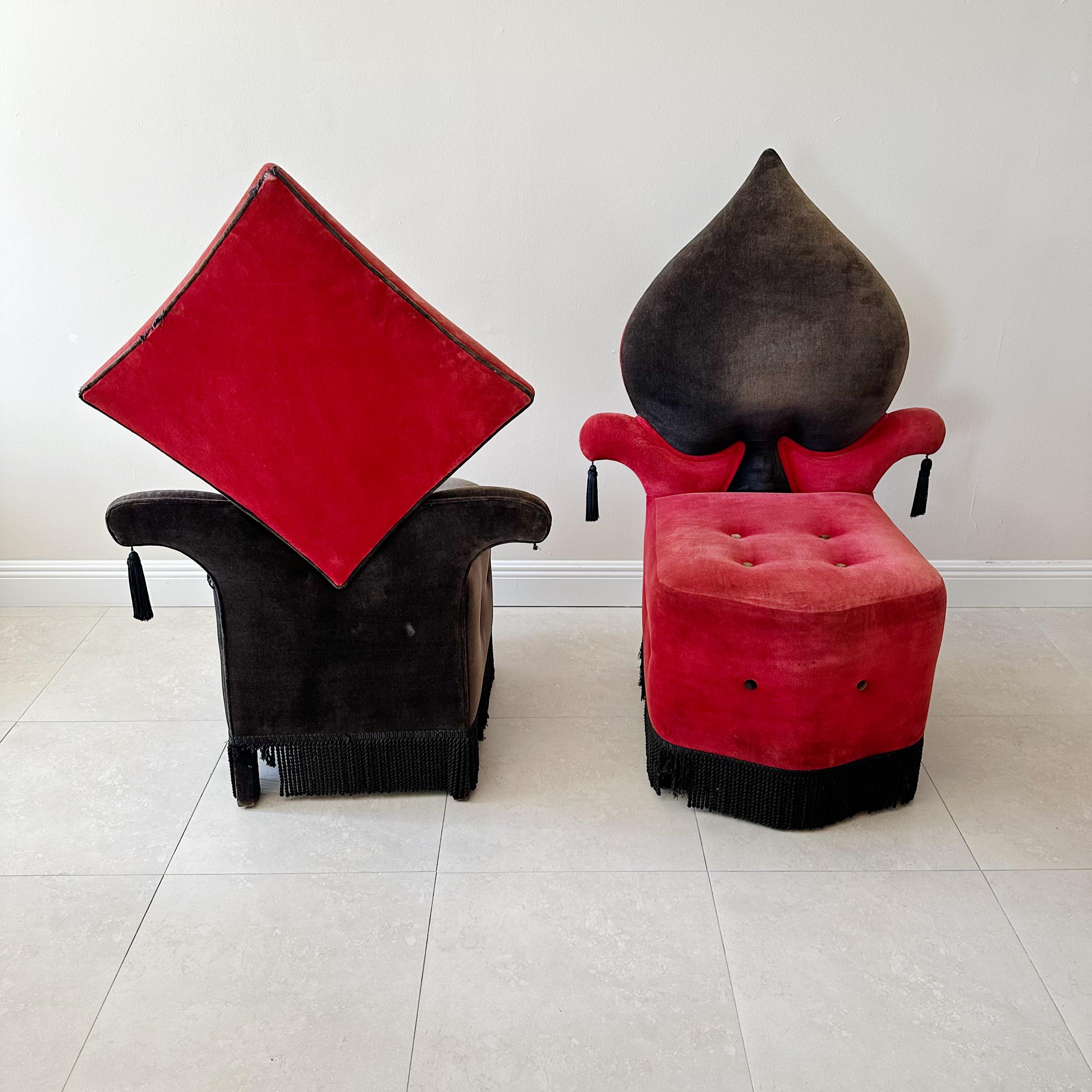 Fin du 20e siècle Ensemble de quatre grands fauteuils vintage de jeu de cartes rouges et noires  en vente