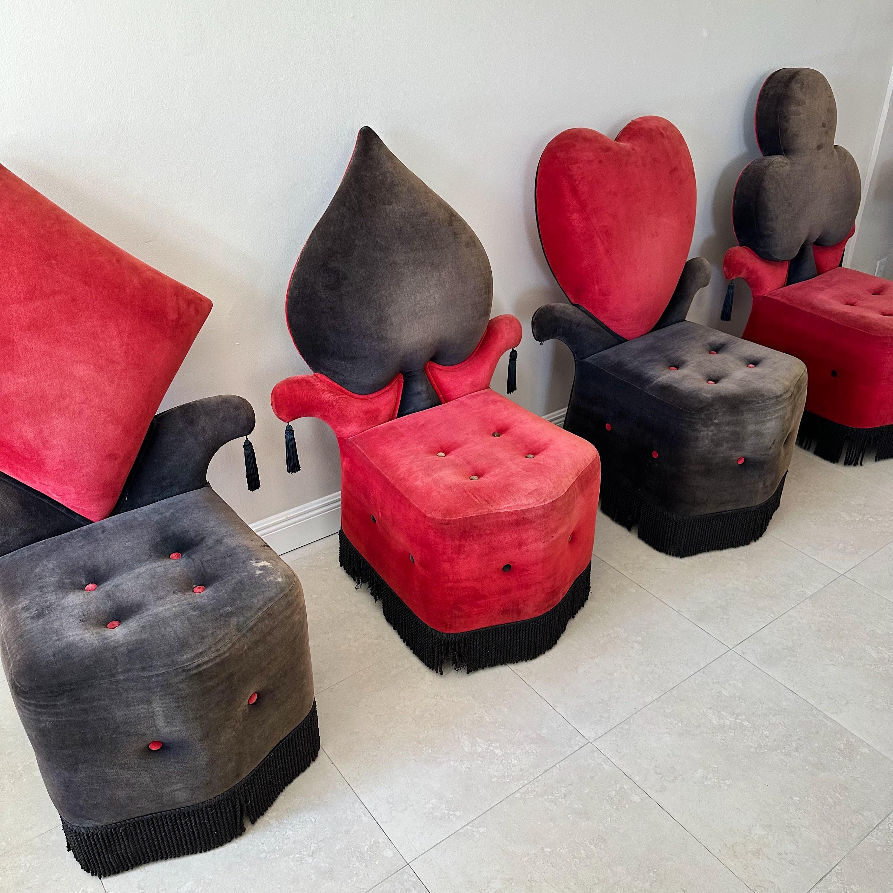 Ensemble de quatre grands fauteuils vintage de jeu de cartes rouges et noires  en vente 1