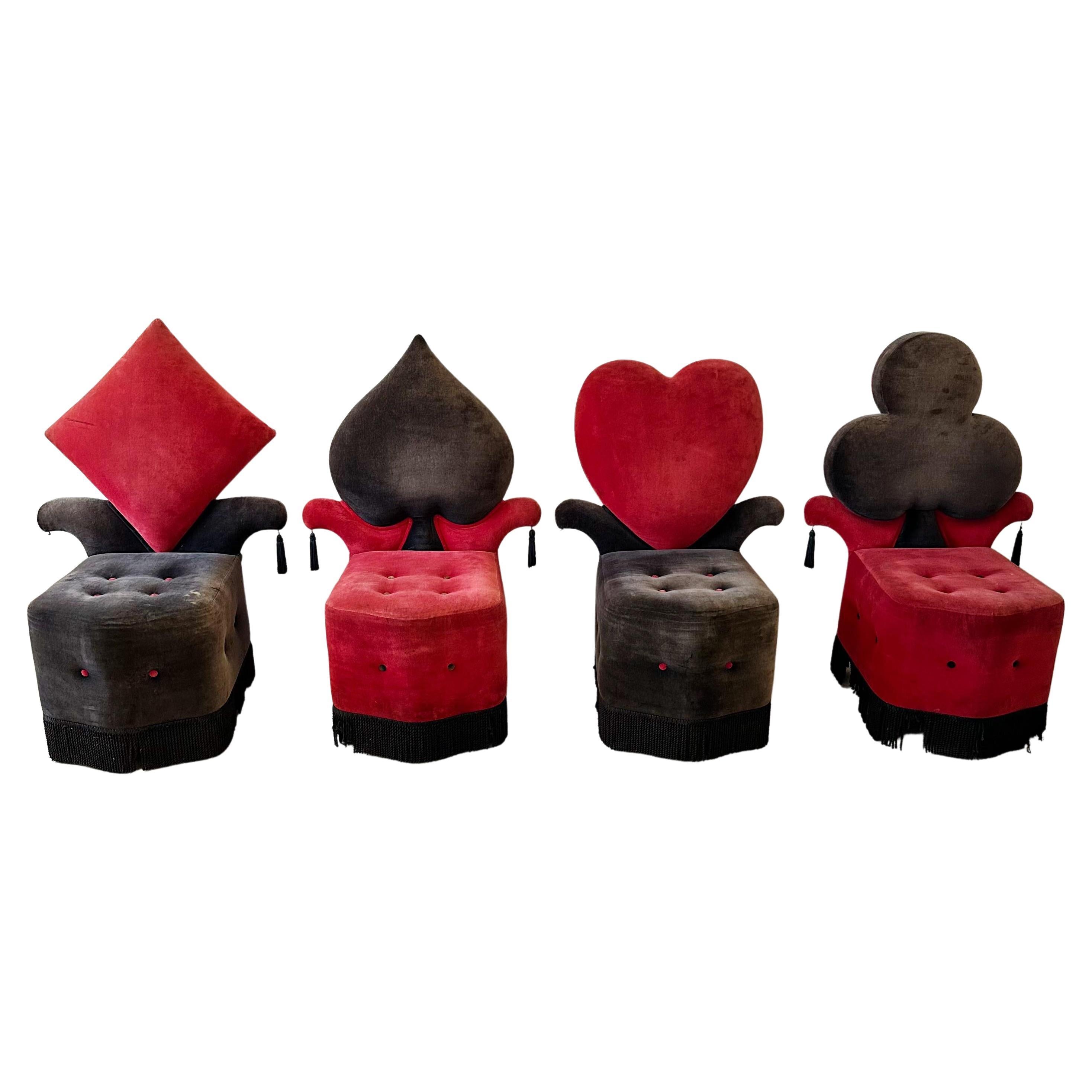 „Set von vier großen roten und schwarzen Vintage-Spielkartenanzug-Stühlen  im Angebot