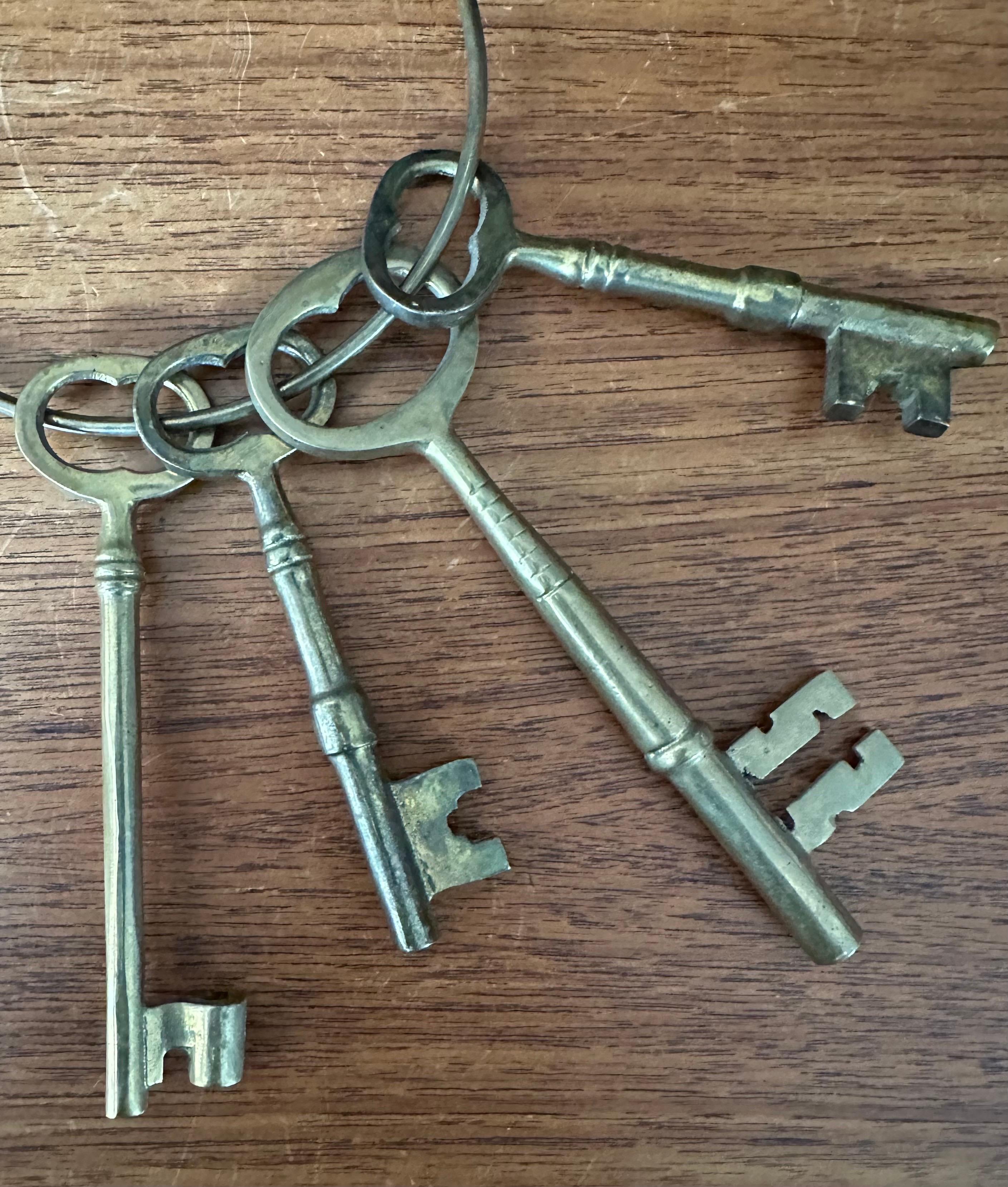 Set of Four Large Vintage Skeleton Keys on a Ring In Good Condition For Sale In San Diego, CA