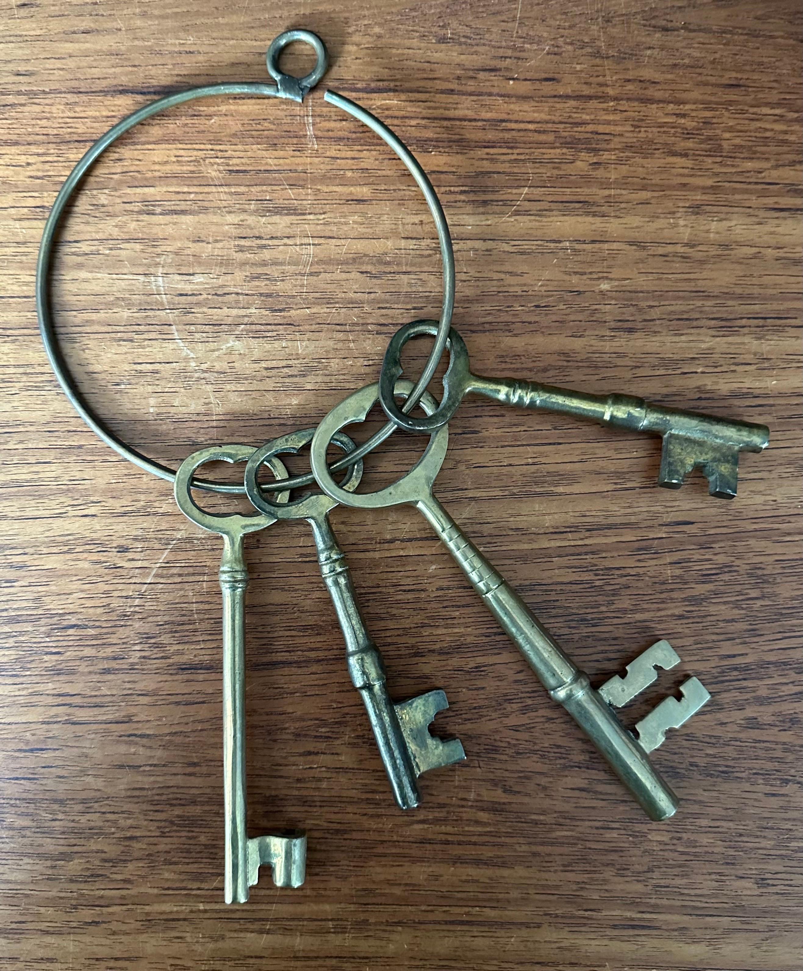 Set of Four Large Vintage Skeleton Keys on a Ring For Sale 3