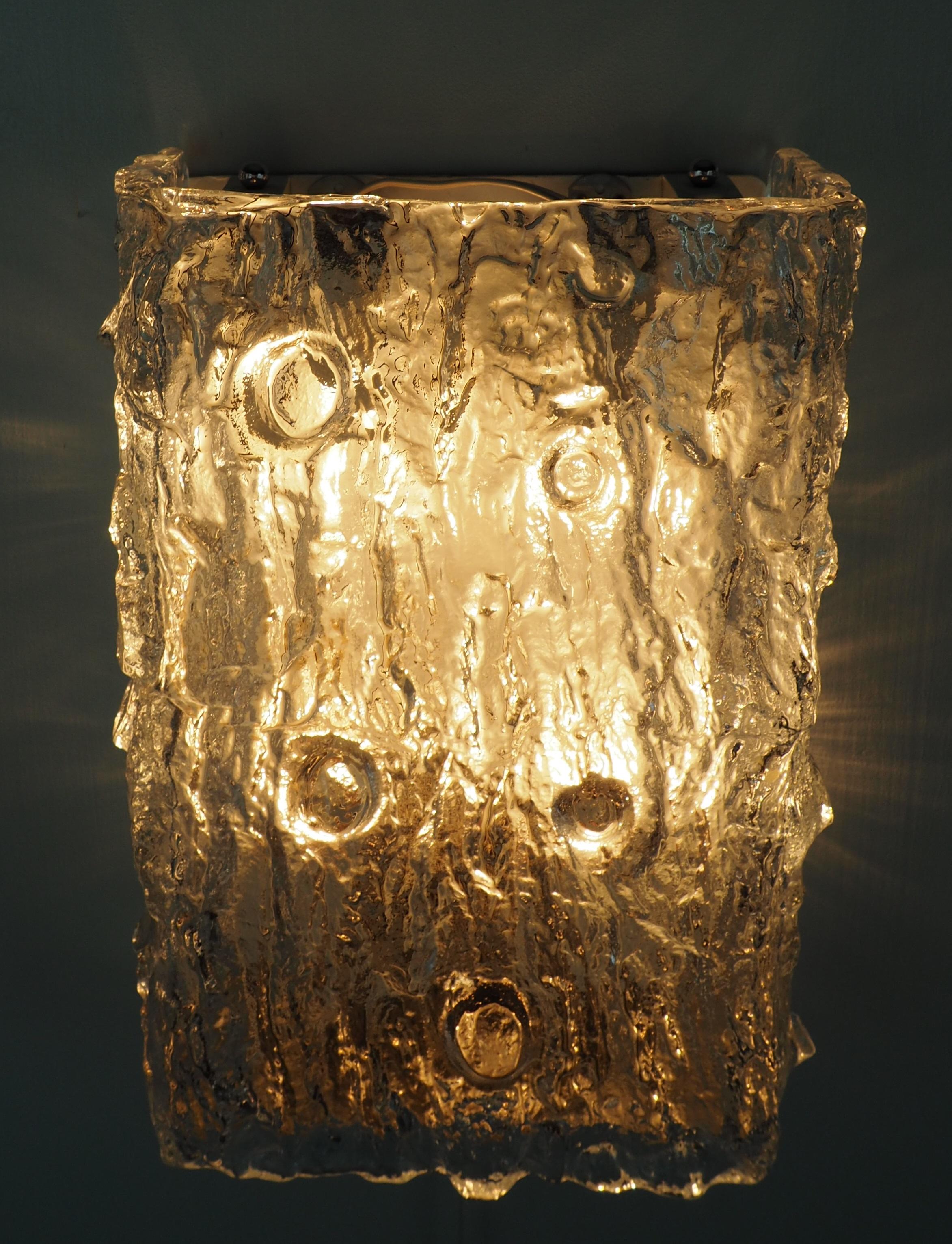 Ensemble de quatre grandes appliques murales par Kaiser:: chrome et verre:: circa 1960s en vente 3