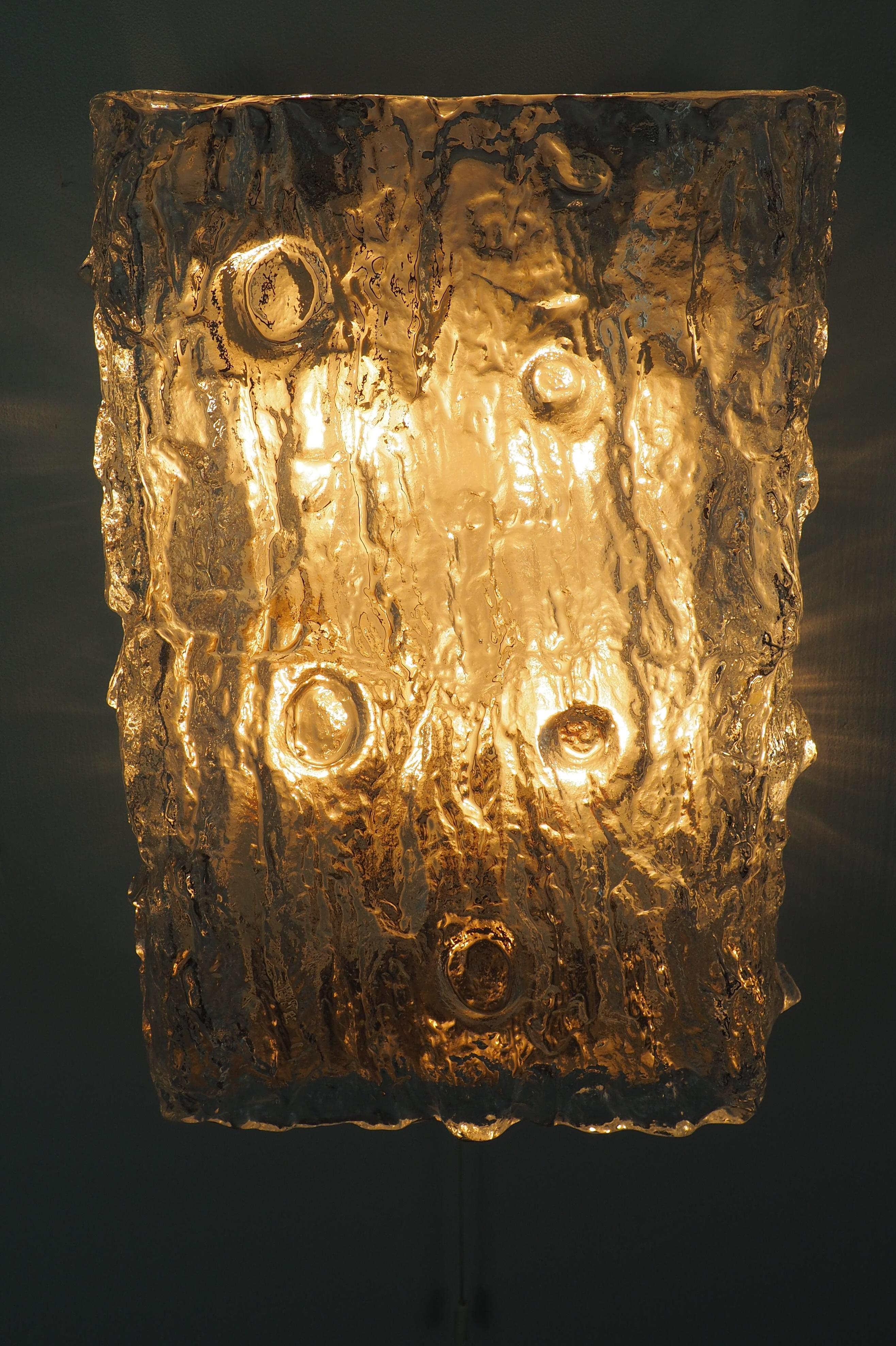 Ensemble de quatre grandes appliques murales par Kaiser:: chrome et verre:: circa 1960s en vente 4