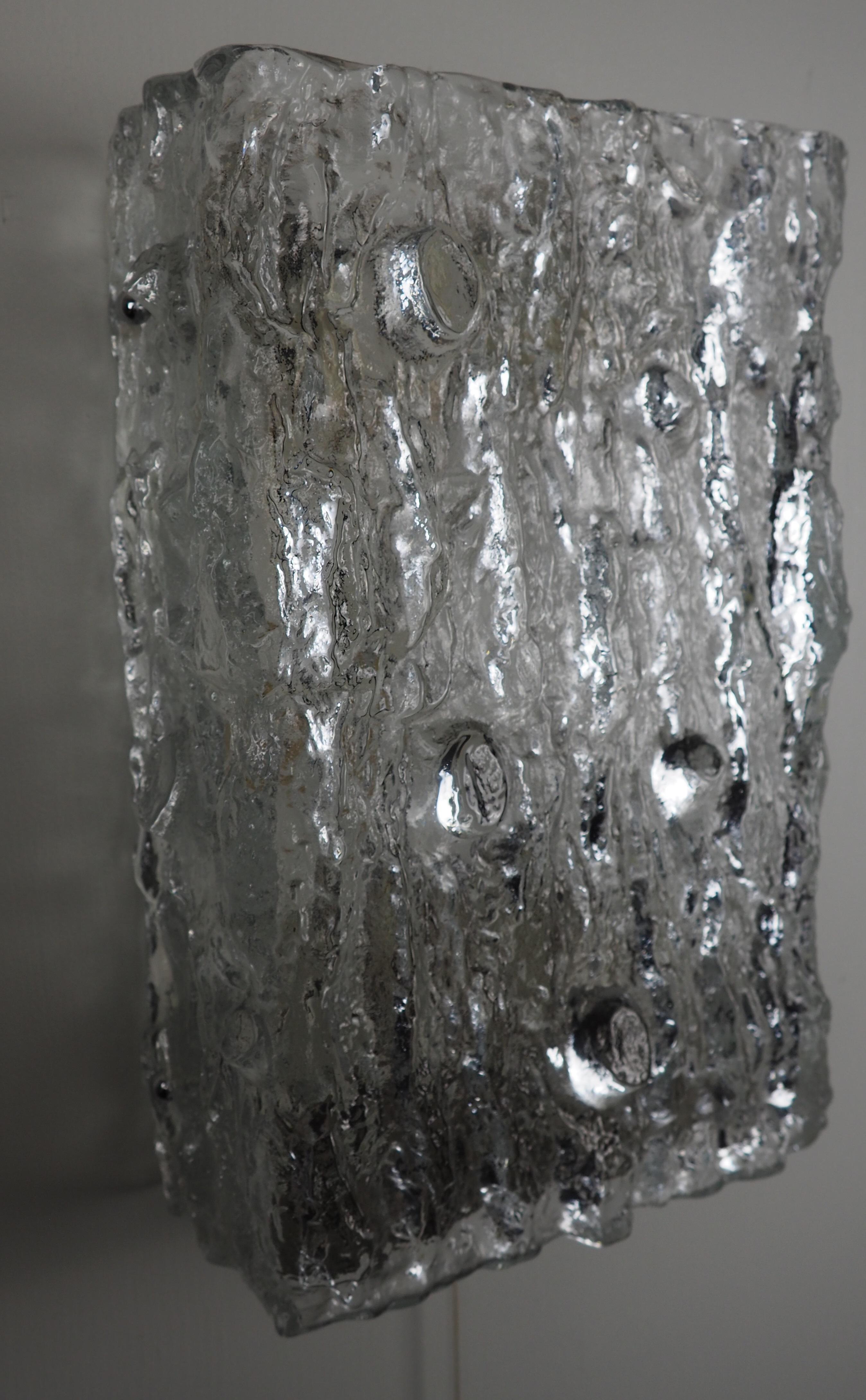 Ensemble de quatre grandes appliques murales par Kaiser:: chrome et verre:: circa 1960s en vente 5