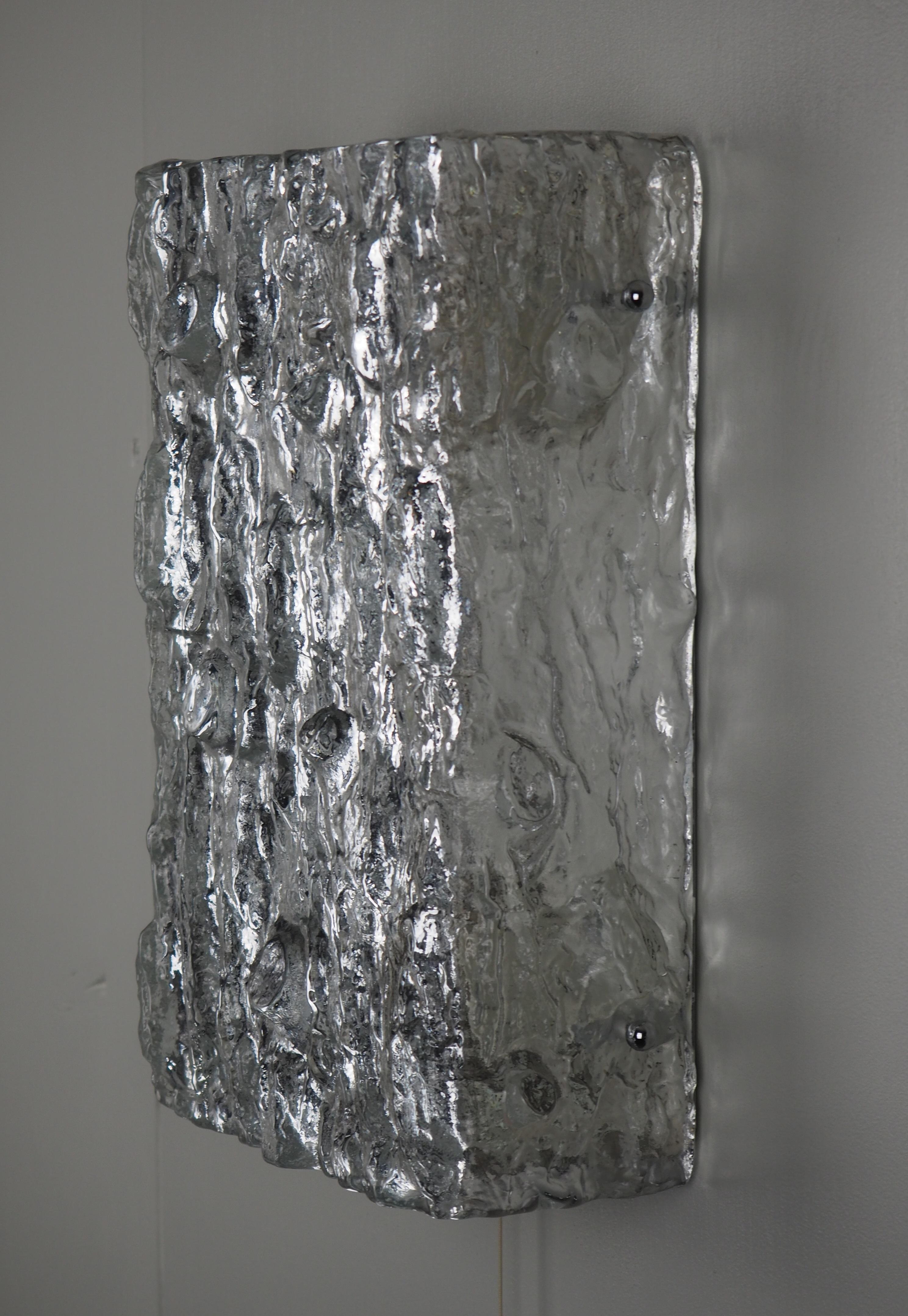 Ensemble de quatre appliques surdimensionnées du milieu du siècle dernier par Kaiser Leuchten, Allemagne, vers les années 1960.
Les murs sont faits de métal émaillé, de chrome et de verre épais et texturé.

Douille : 4 x e14 (Edison) pour