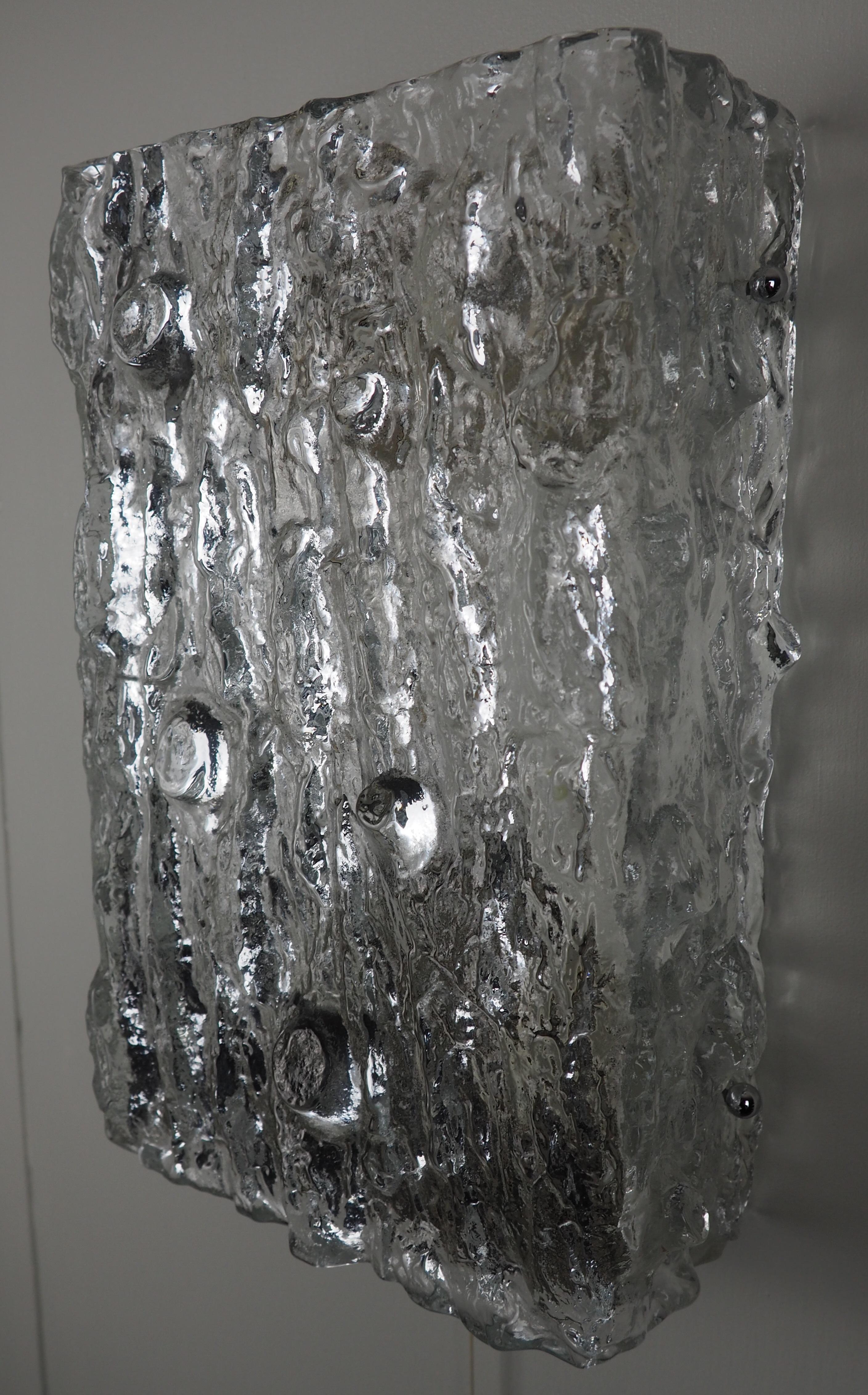 Mid-Century Modern Ensemble de quatre grandes appliques murales par Kaiser:: chrome et verre:: circa 1960s en vente