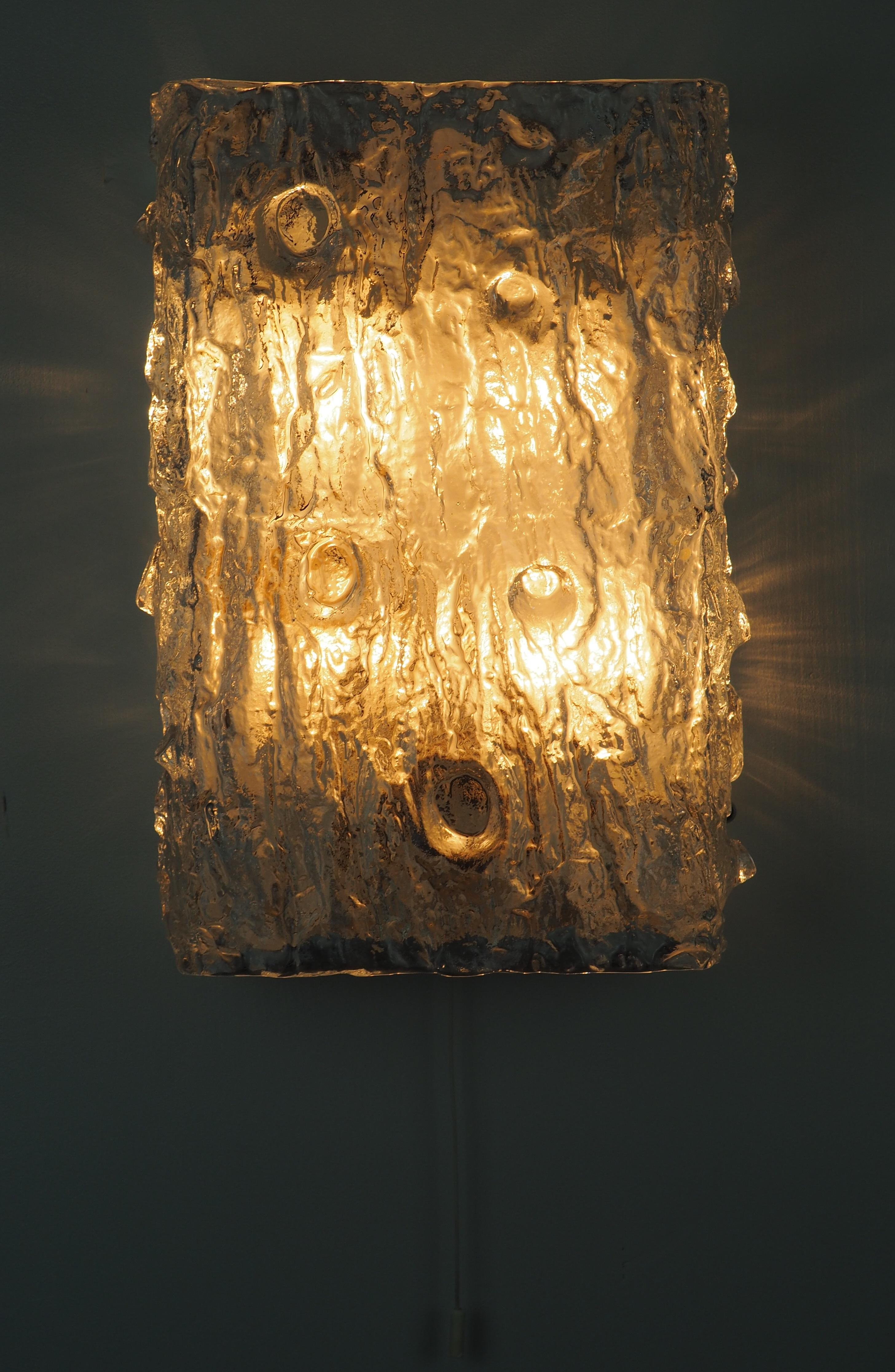Chrome Ensemble de quatre grandes appliques murales par Kaiser:: chrome et verre:: circa 1960s en vente