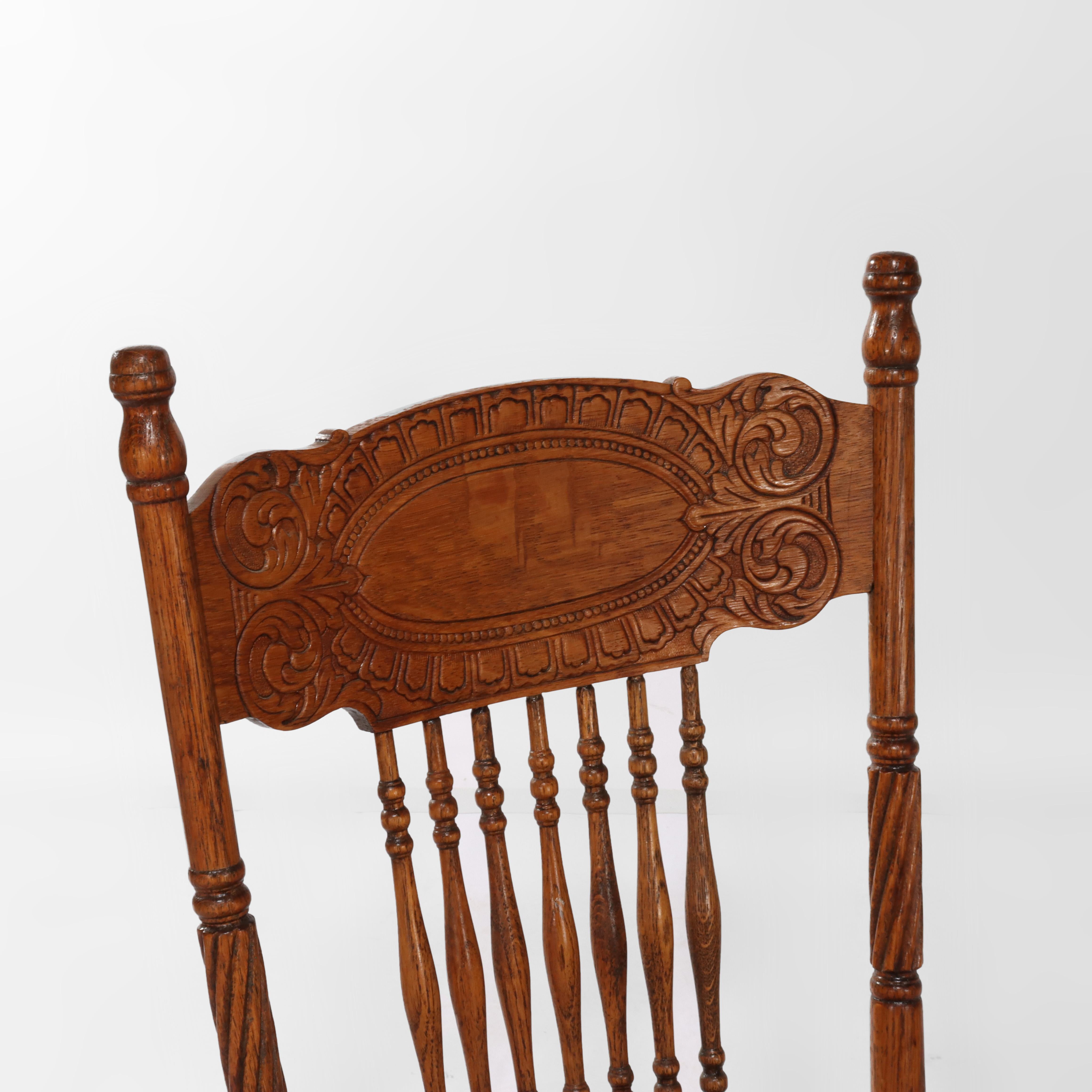 Ensemble de quatre chaises à dossier pressé en chêne Larkin n° 1, vers 1920
Mesures - 42,25 