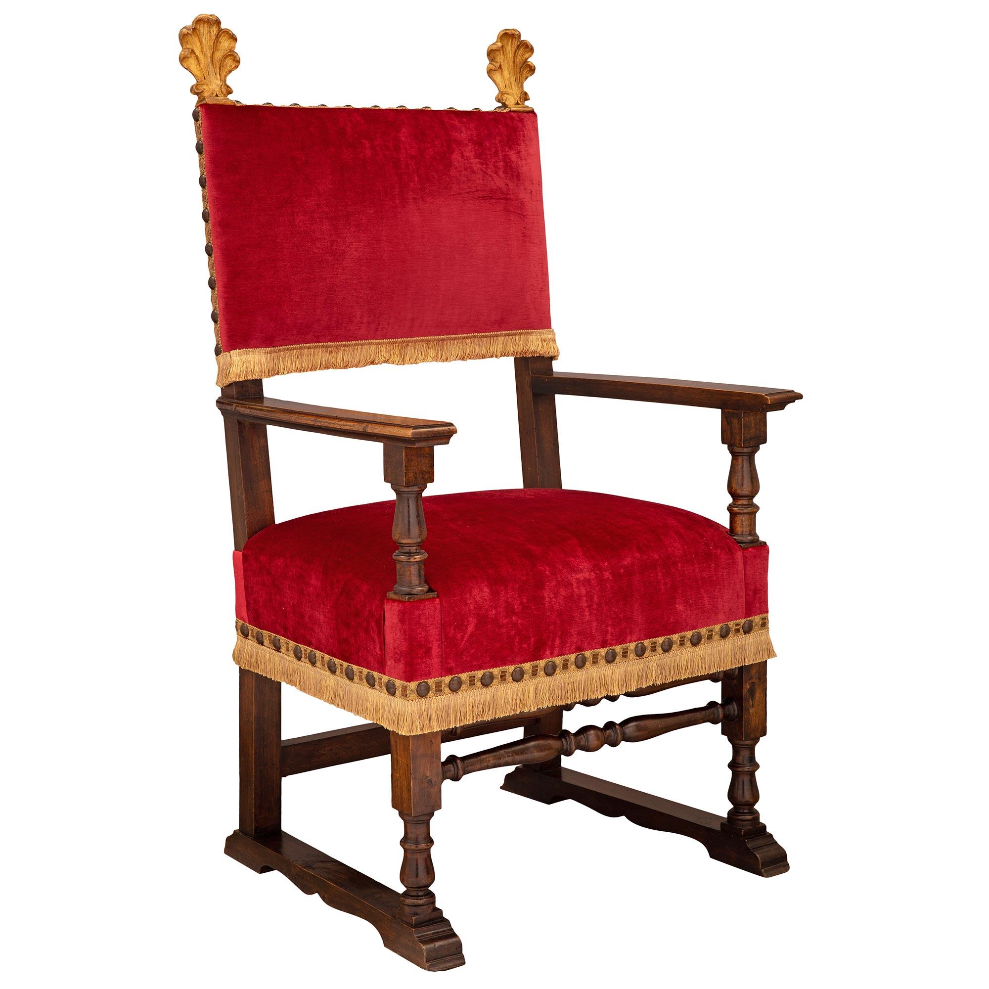 Un bel ensemble de quatre fauteuils baroques italiens de la fin du XVIIIe siècle en noyer et bois doré. Chaque chaise est surélevée par d'élégants supports de forme légèrement festonnée de chaque côté, avec des supports élégamment tournés à l'avant