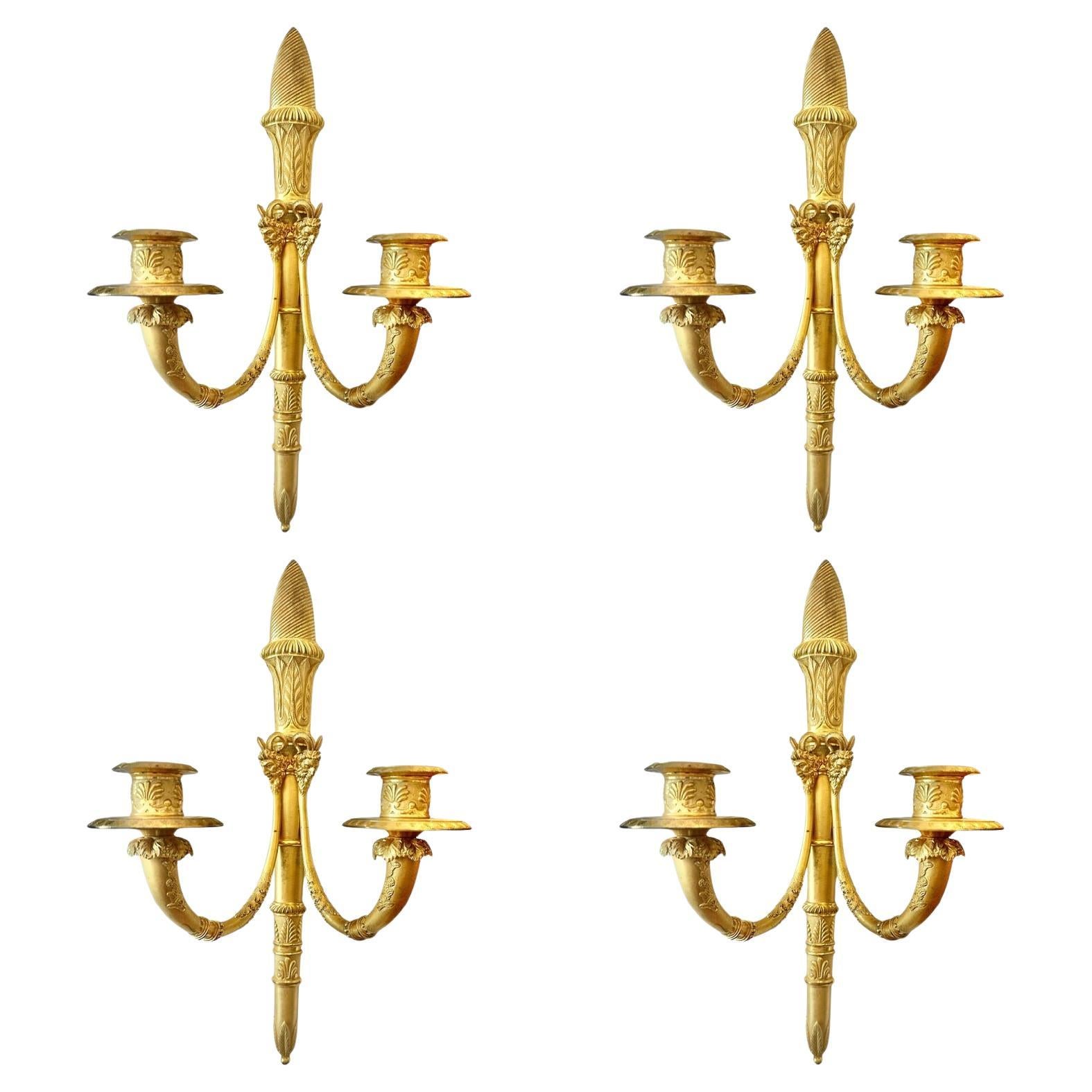 Ensemble de quatre appliques murales néoclassiques en bronze doré de la fin du XVIIIe siècle