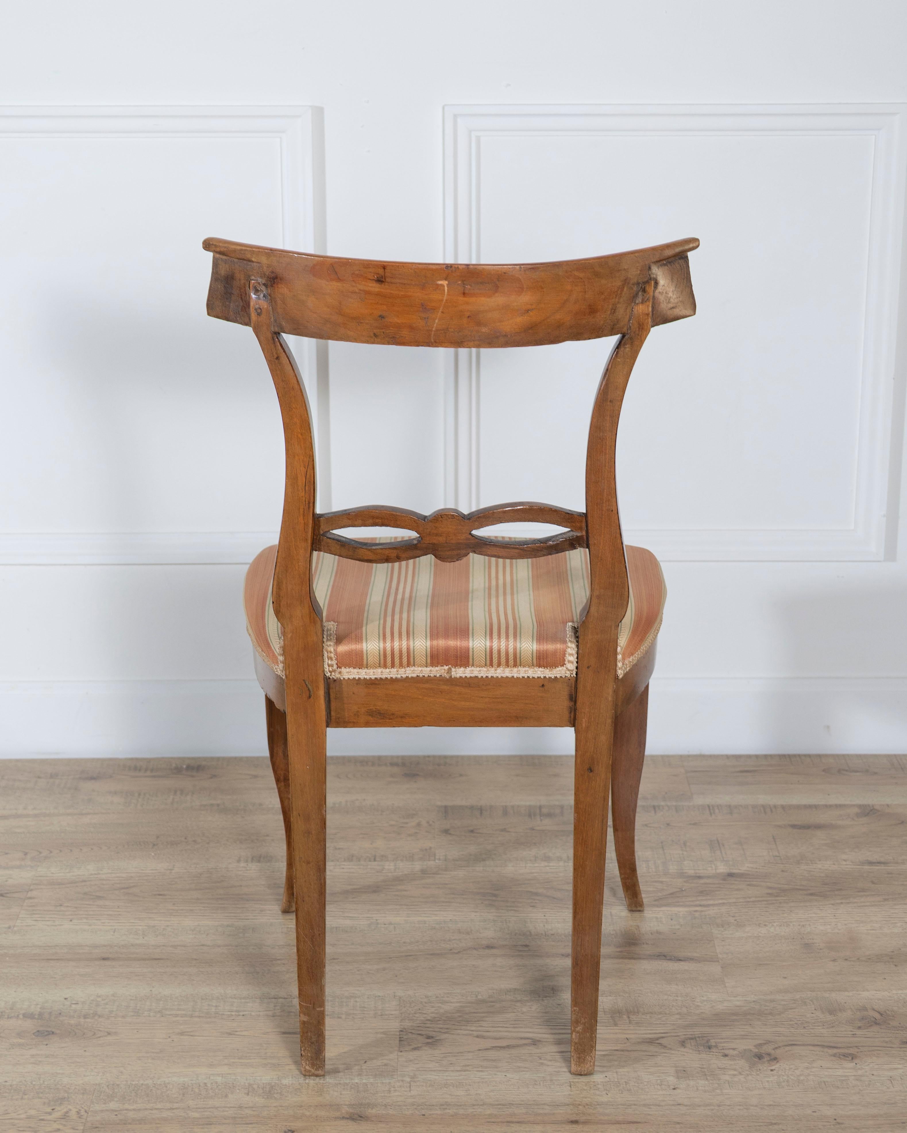 Set of Four Late 18th–Early 19th Century Tuscan Walnut Directoire Chairs en venta 4